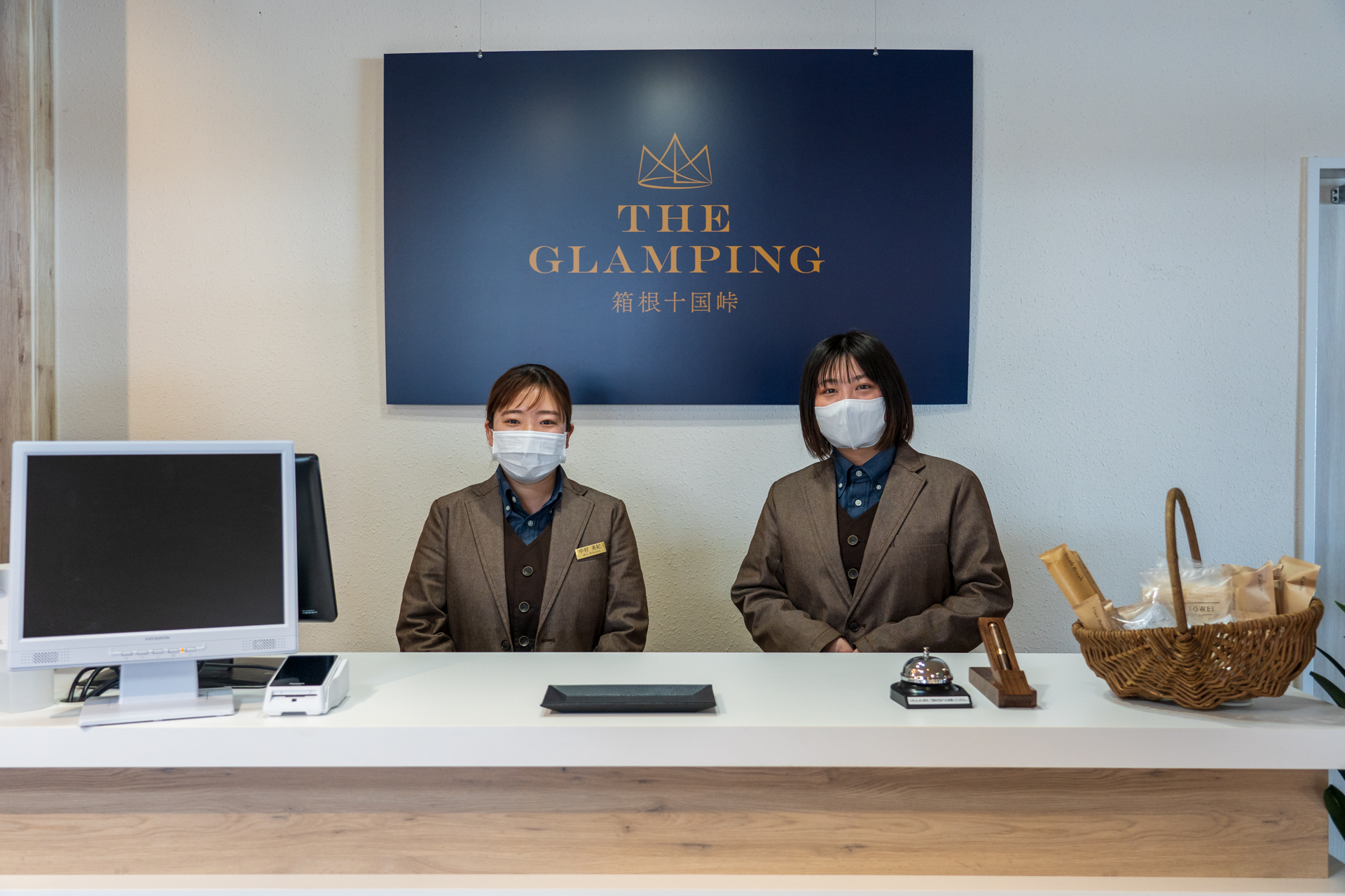 チェックイン＆アウトの手続きをするフロントは「森の駅 箱根十国峠」の2階に