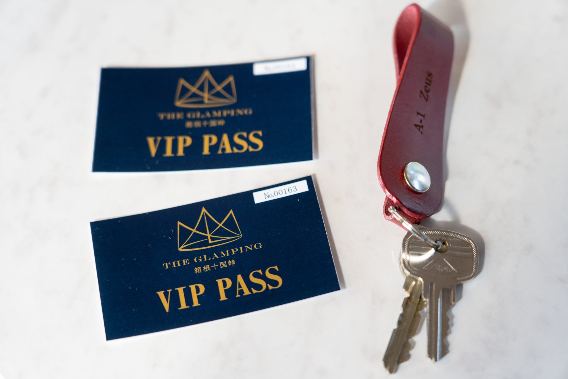 コテージのキーとVIP PASSを受け取ります