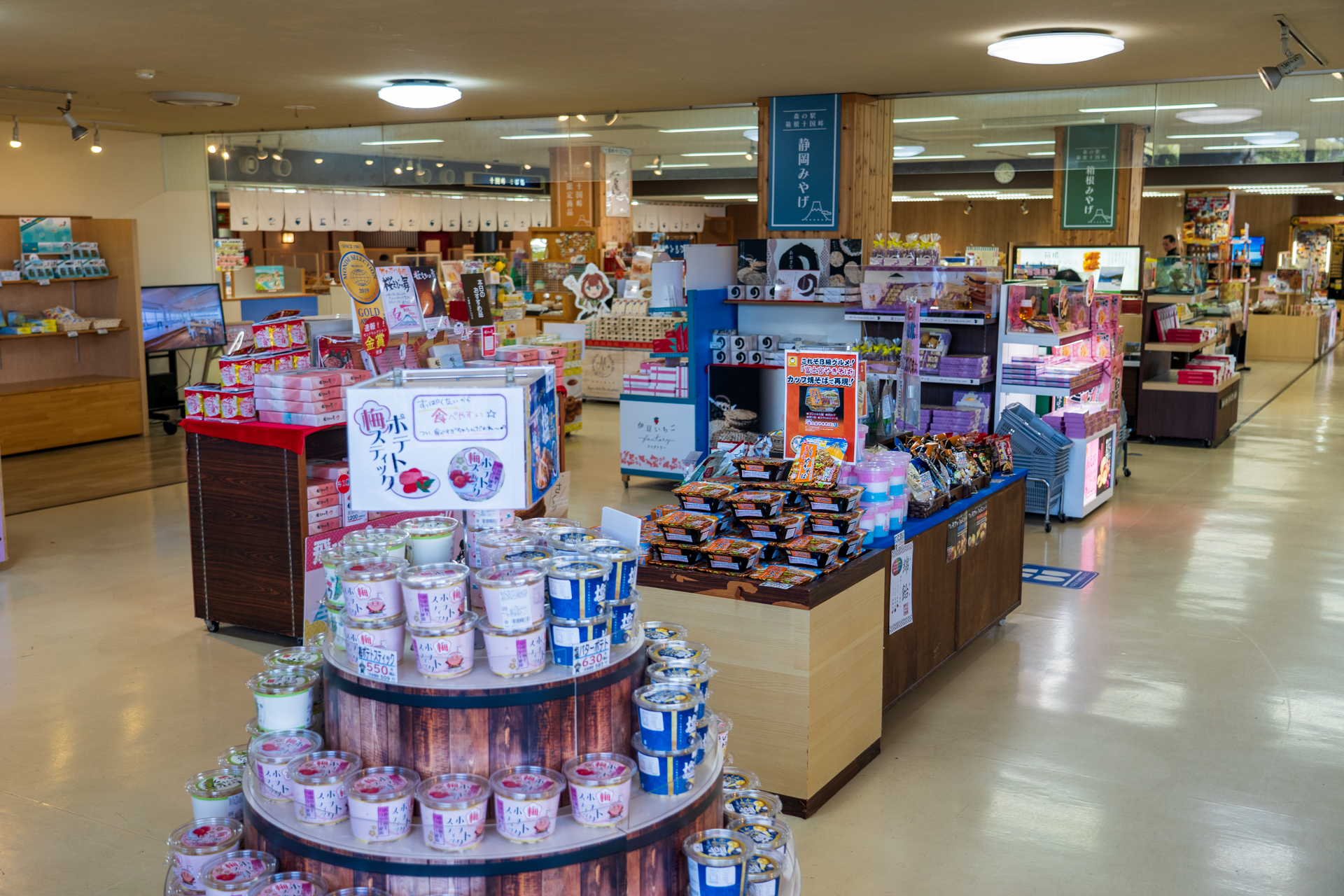 VIP PASSには1階の売店商品10％オフの特典も。ここでビールや簡単なおつまみを調達