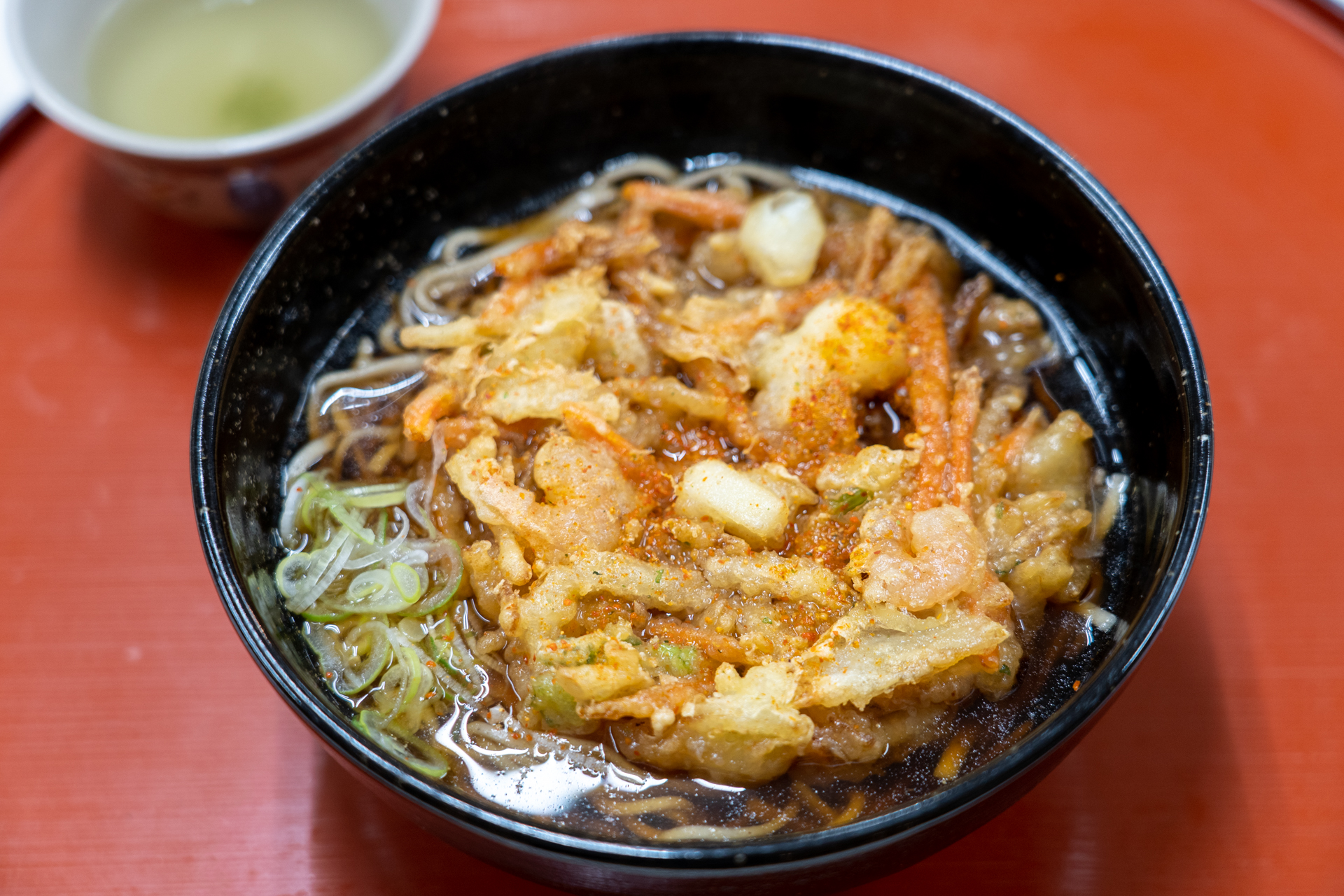 売店奥にあるそば処でお昼ごはんを食べました