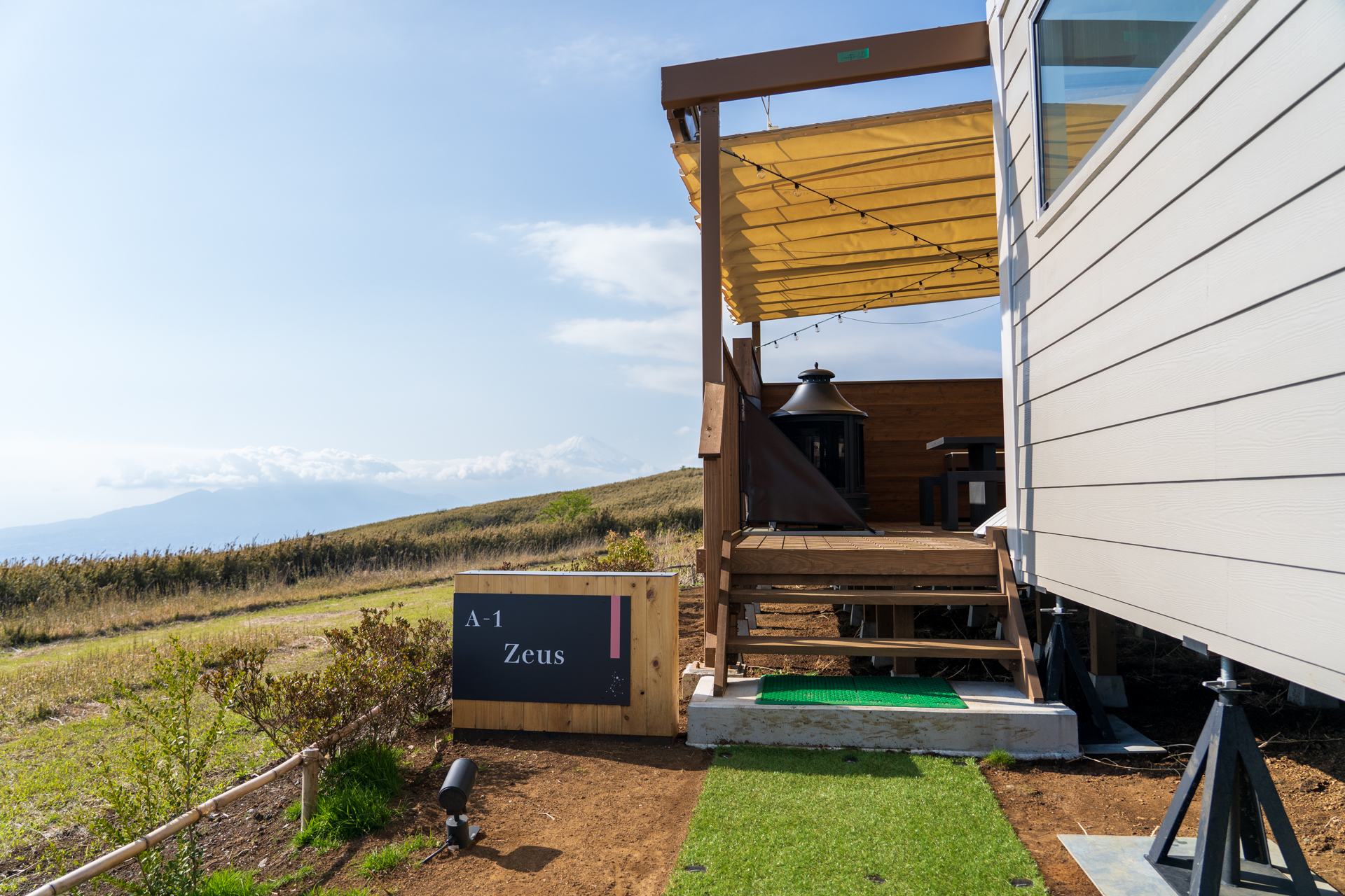 看板に「Zeus」の文字。宇宙や神話、星座関連の名前がそれぞれのコテージに付いているようです