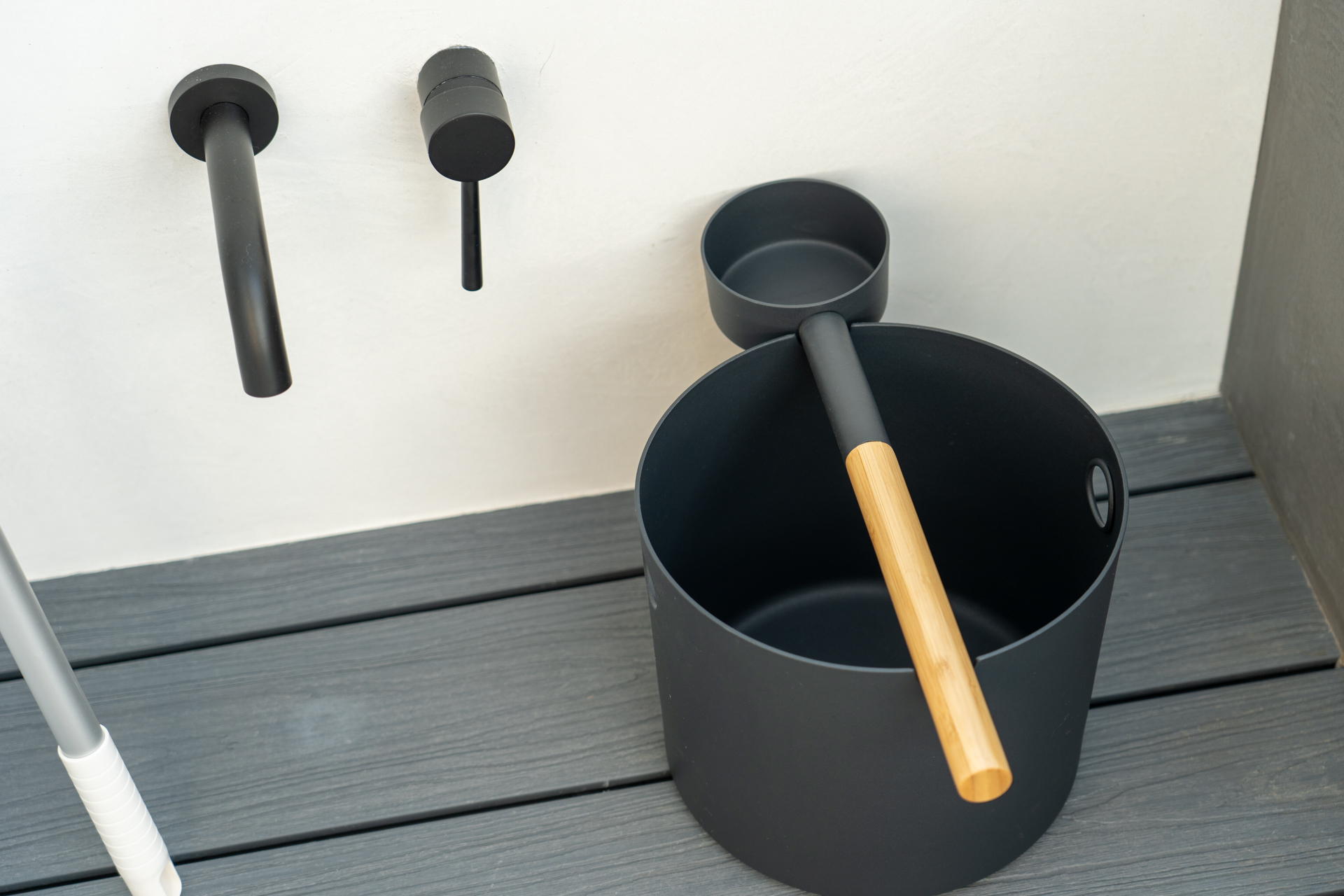 デッキスペースの横にある「ととのいルーム」。水風呂がカッコいい！　奥がサウナ