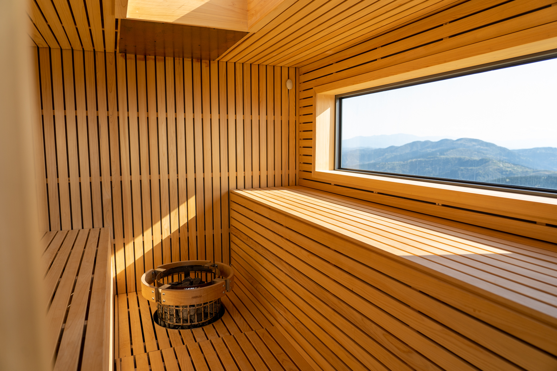 サウナは外が見える窓付き