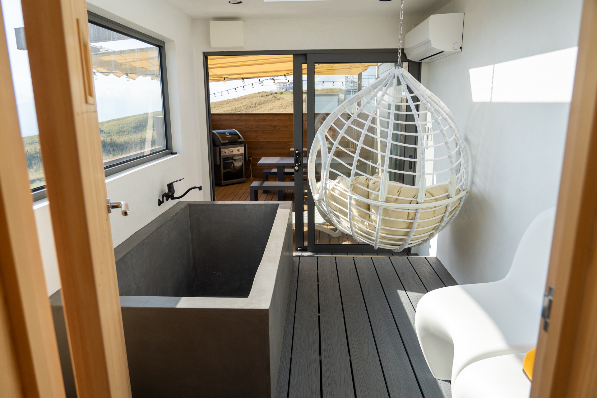 サウナ室のドアを開けるとこんな感じ