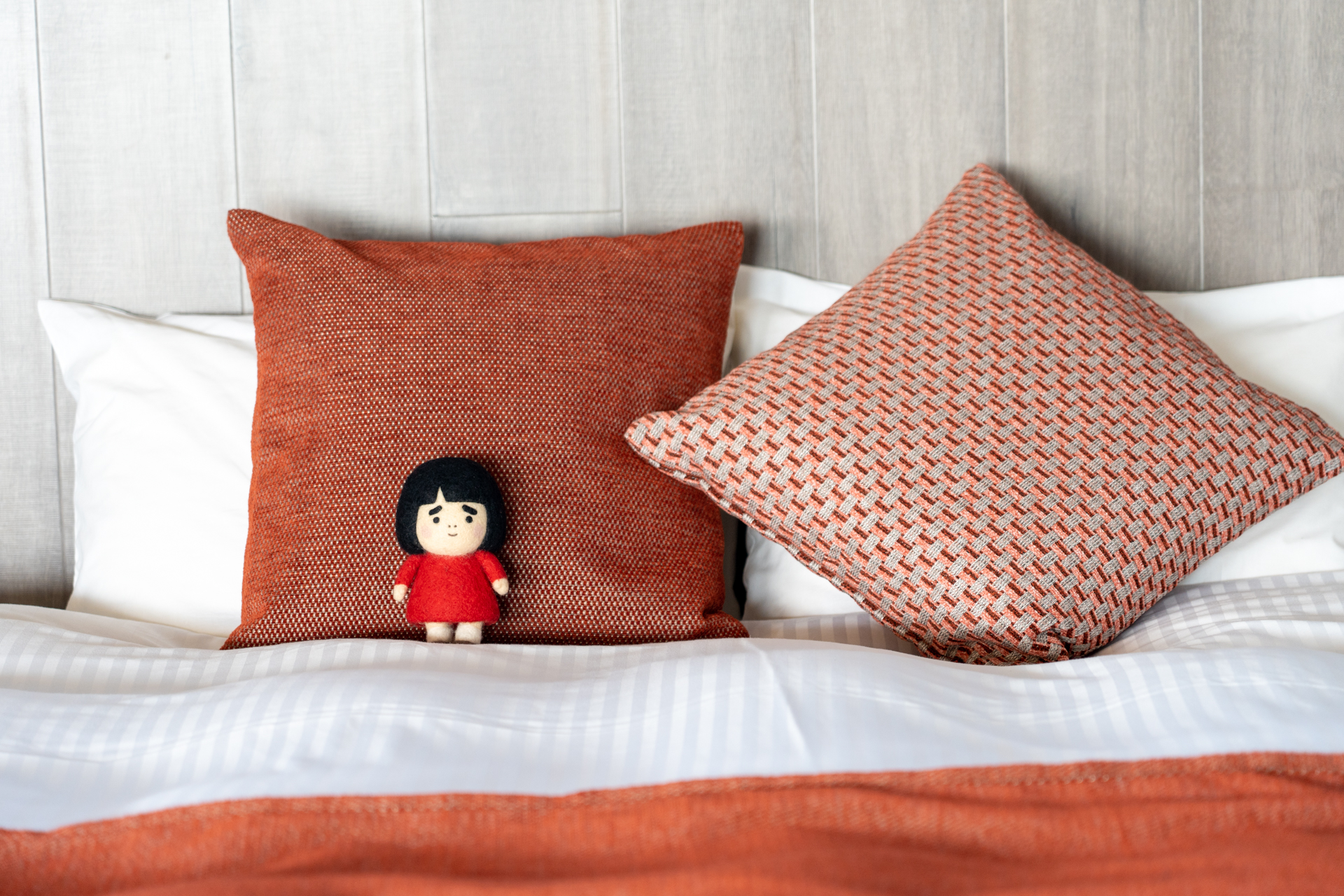 コテージによってベッドスローやクッションのカラーが違います