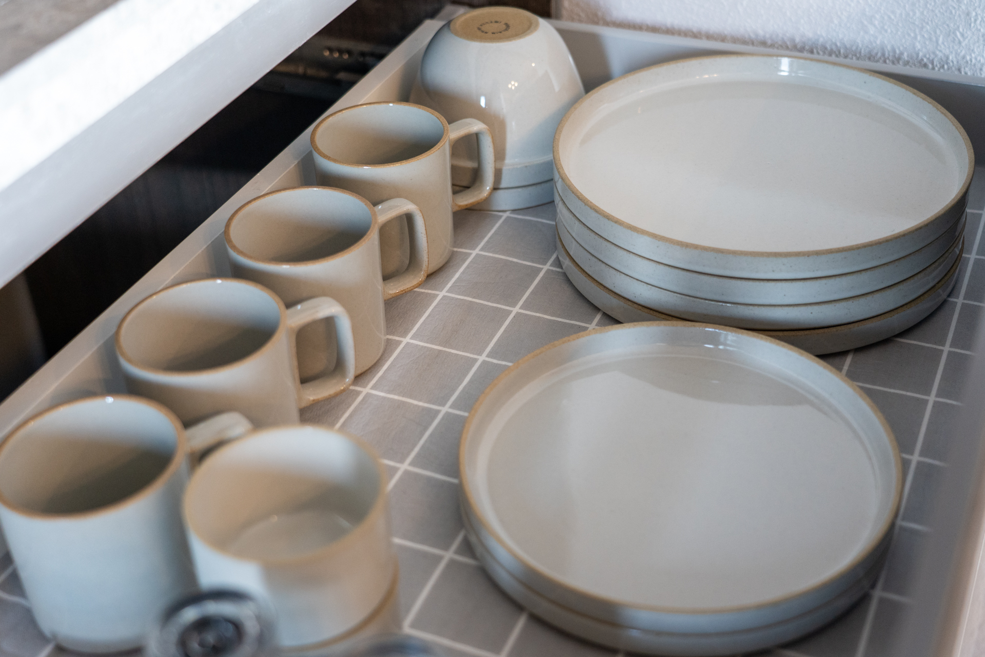 お皿やマグカップ、フライパンなどの調理器具も充実