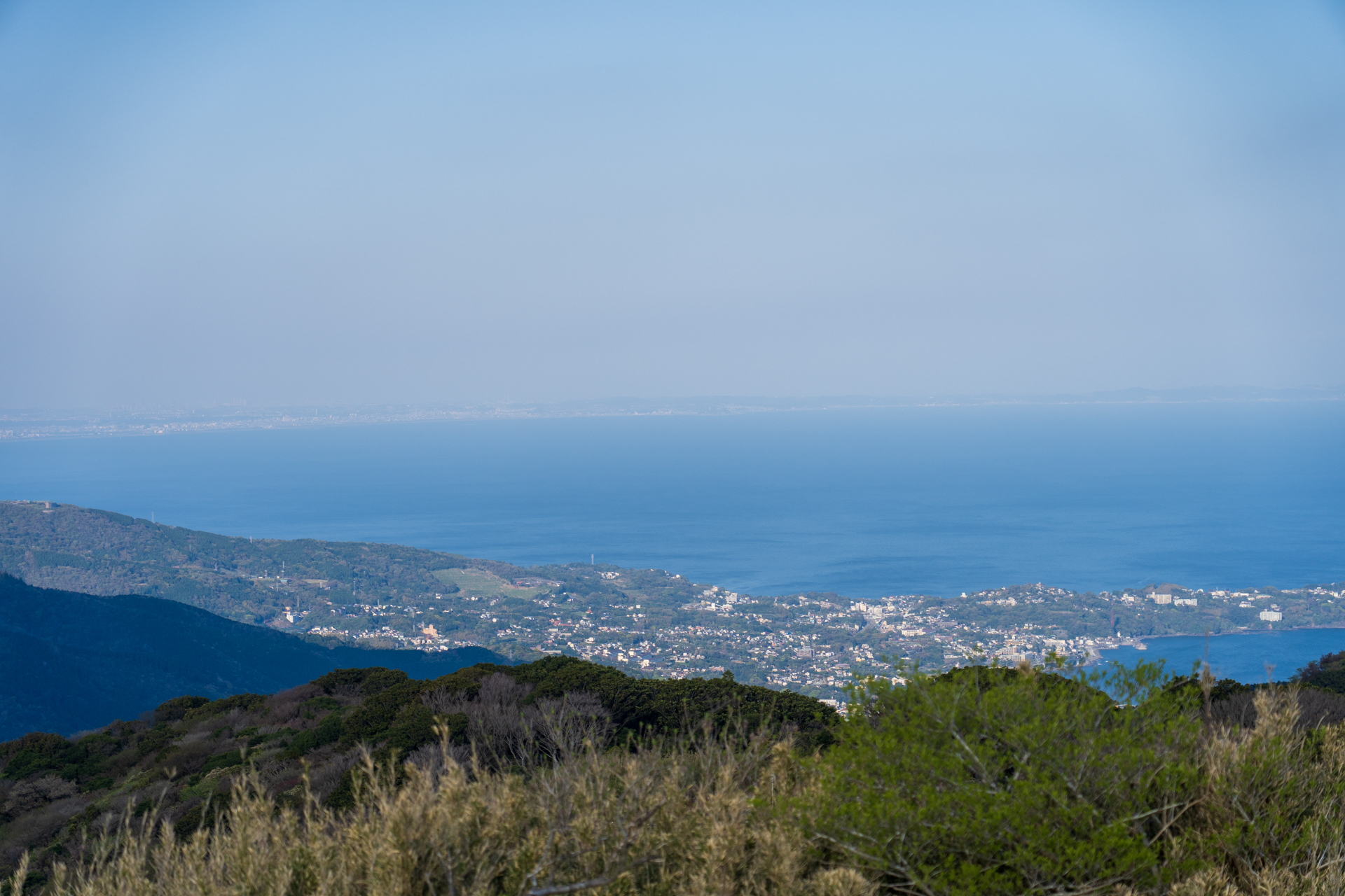 東側を見ると真鶴半島が