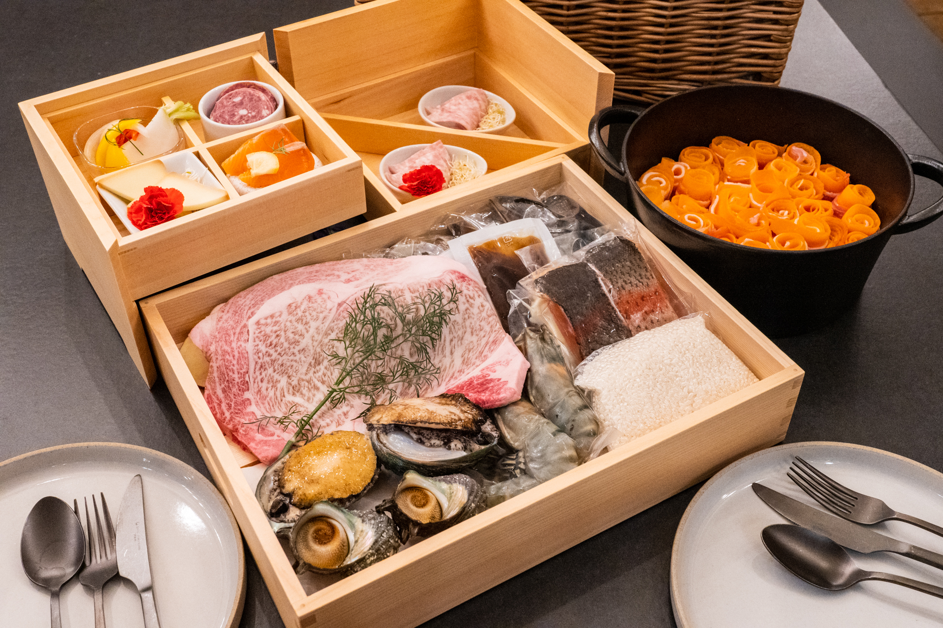 食材をテーブルの上に並べてみました。駿河湾の海の幸、箱根山麓の山の幸と豪華な品揃え（2名分）