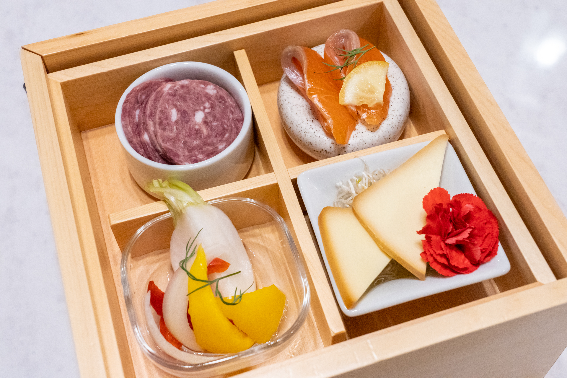 まずは前菜盛り合わせで乾杯