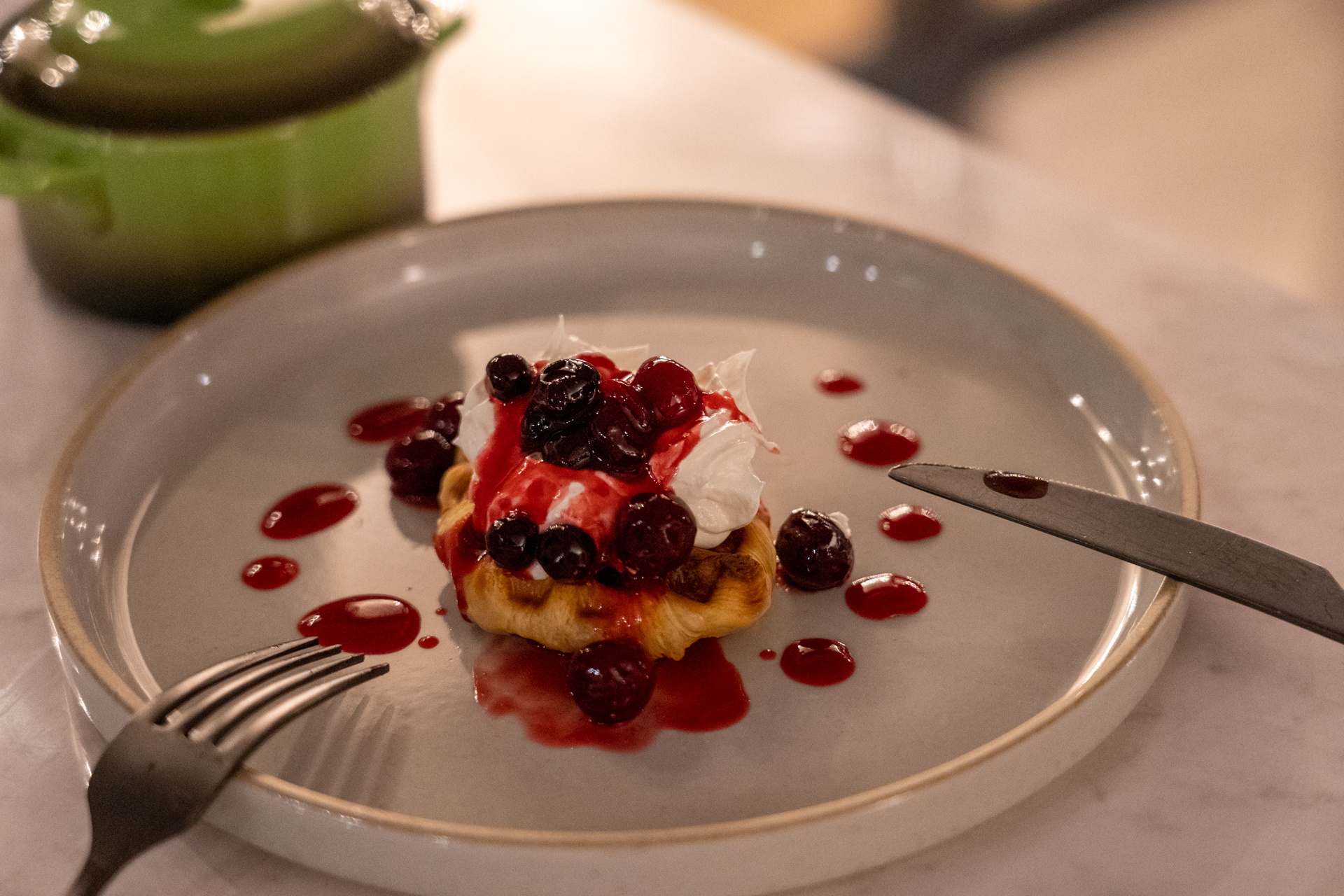 デザートはクロッフル。生地をワッフルメーカーで焼いて生クリームとベリーソースをかけてできあがり。おしゃれな見た目に大満足