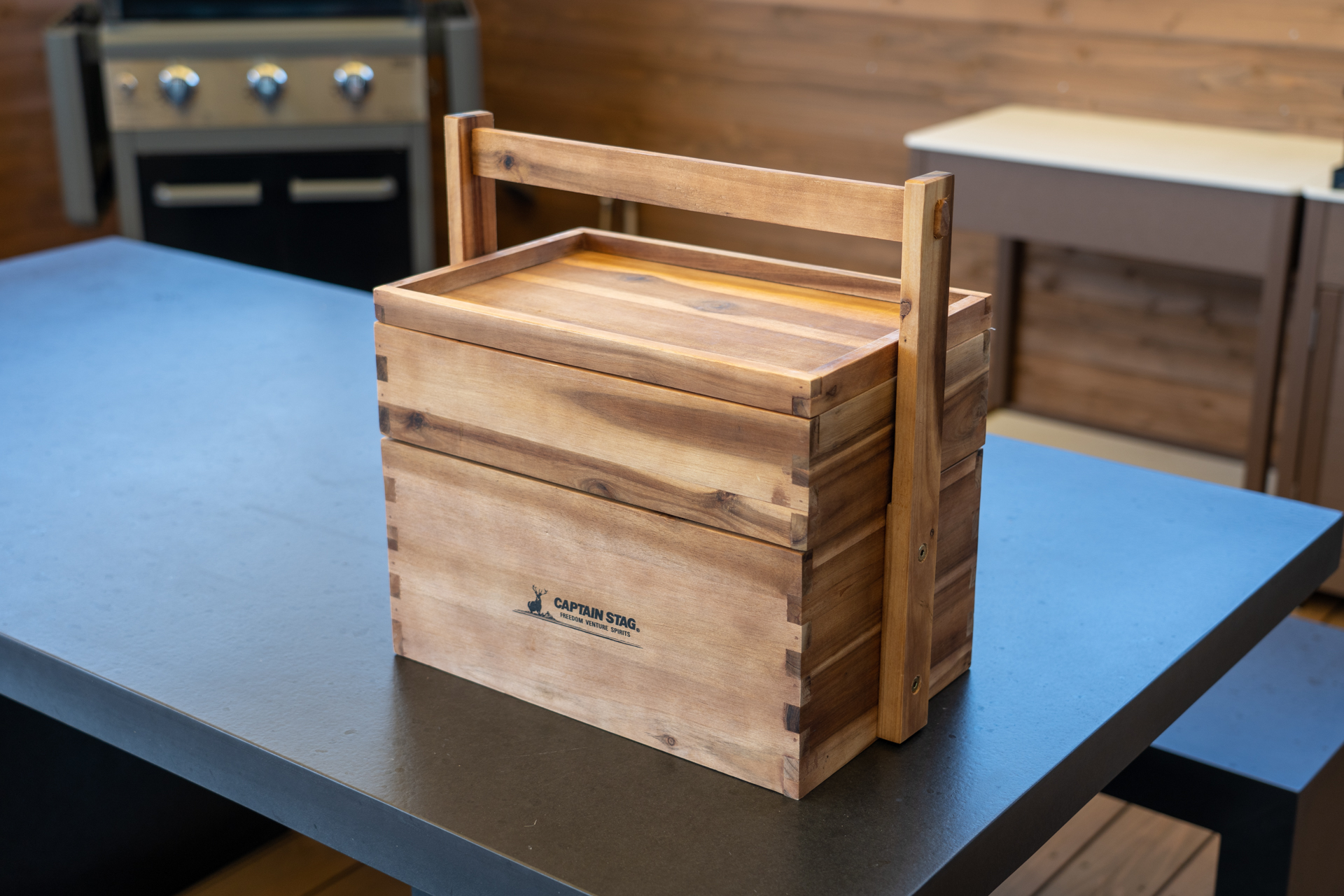 寝ていたら起こさずに、デッキスペースのテーブルの上に置いていってくれます