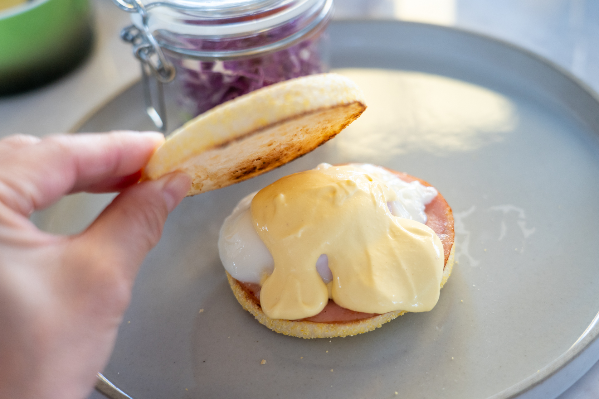 オランデーズソースは容器に入っています