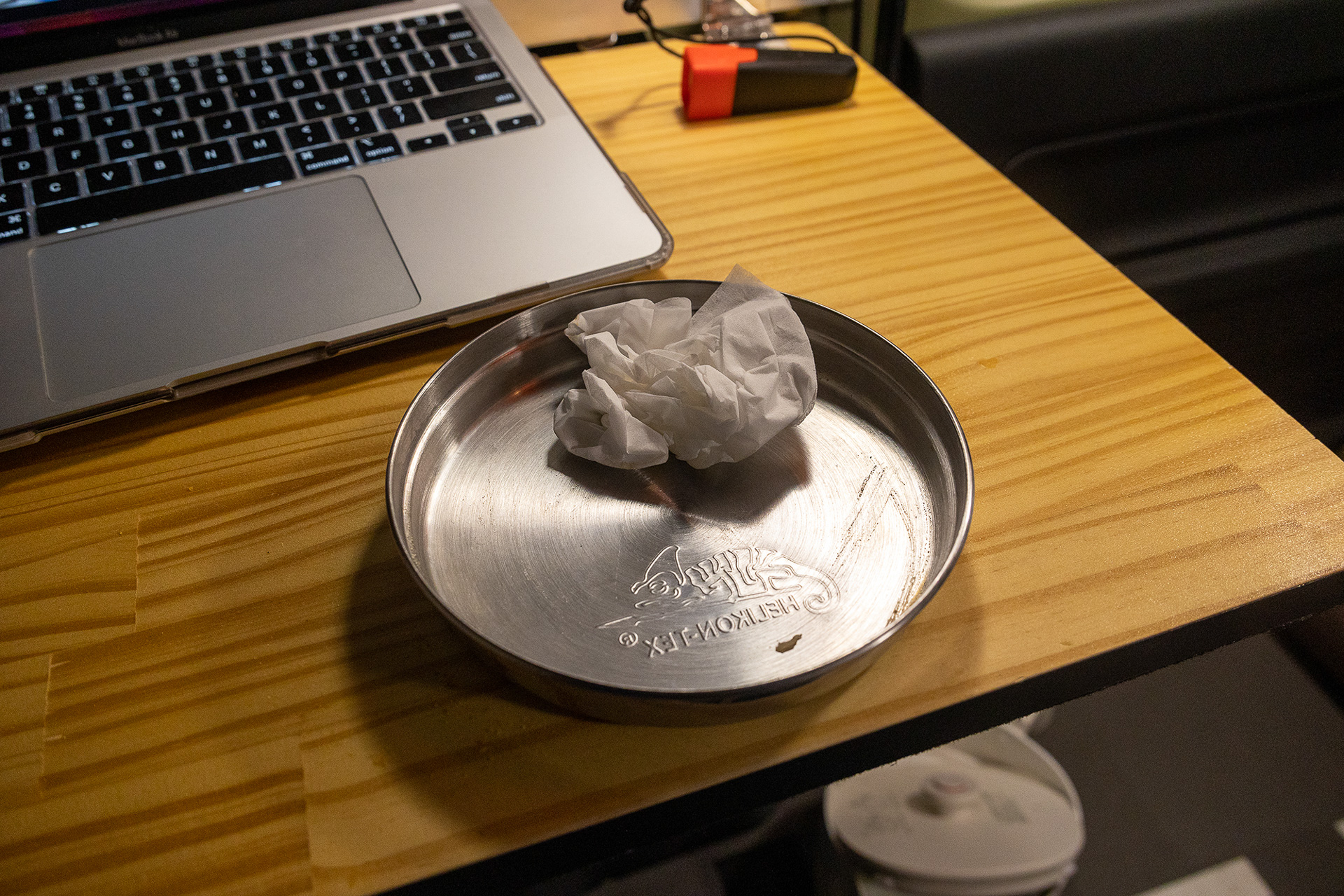 レトルトハンバーグは脂も出ないし汁物でもないので食べ終わったらお皿をペーパーで拭くだけでキレイにできるのがいい