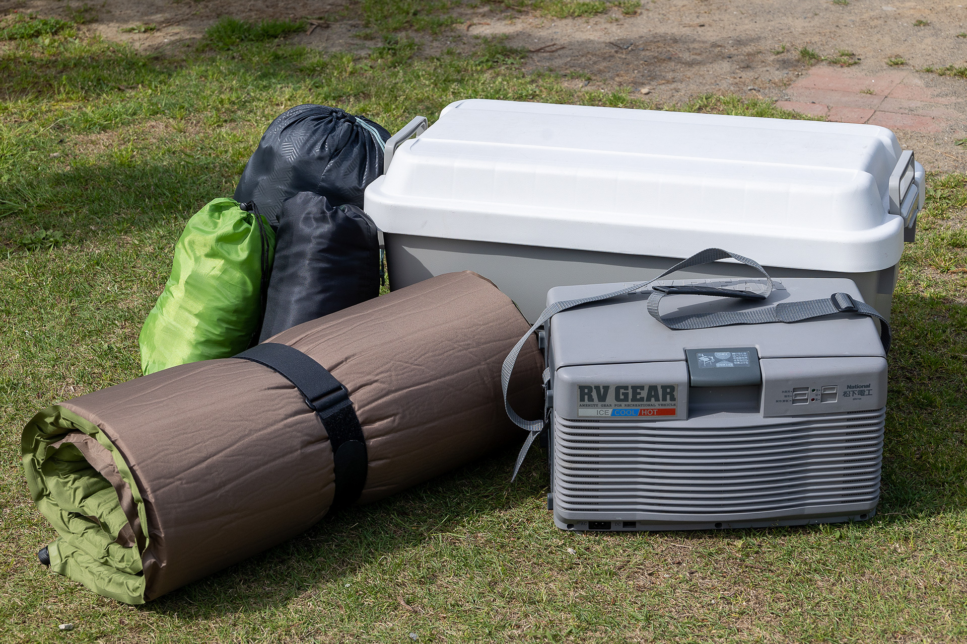 車中泊のみに絞るとコンパクトになる。RVパークに泊まるなら冷蔵庫は利用価値が高いのでぜひ用意したい。あとは夏場の暑さ対策用電気製品、これはどんなものがあるんだろう