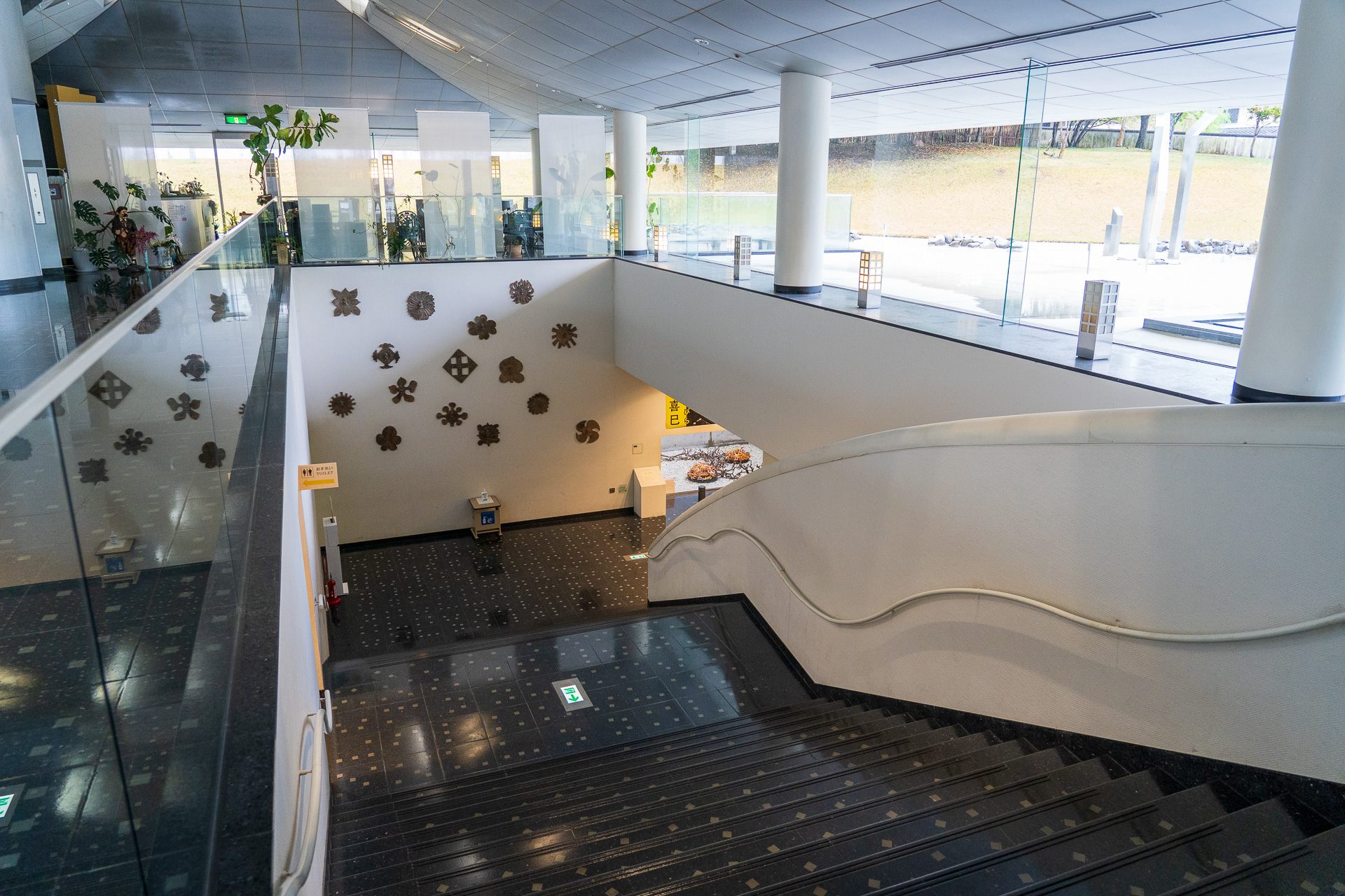 展示室は地下にあります