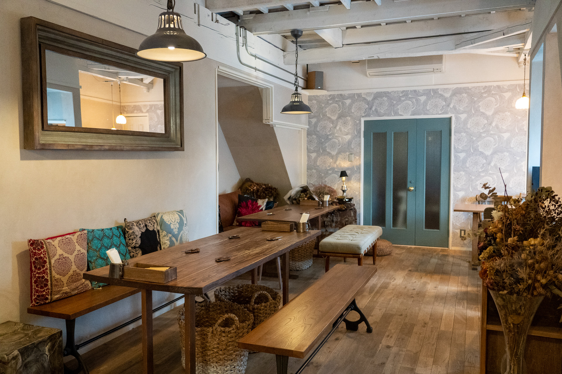 ドライフラワーがたくさん飾られた店内