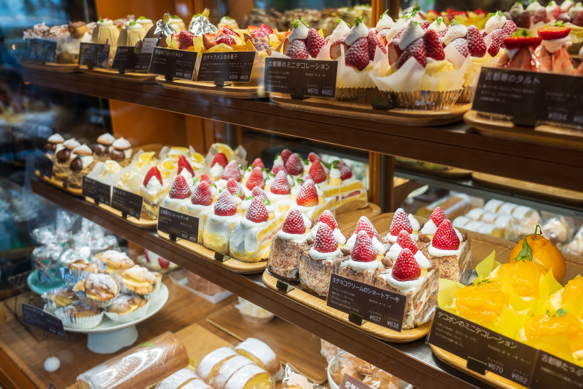 ショーケースには美味しそうなケーキがずらり