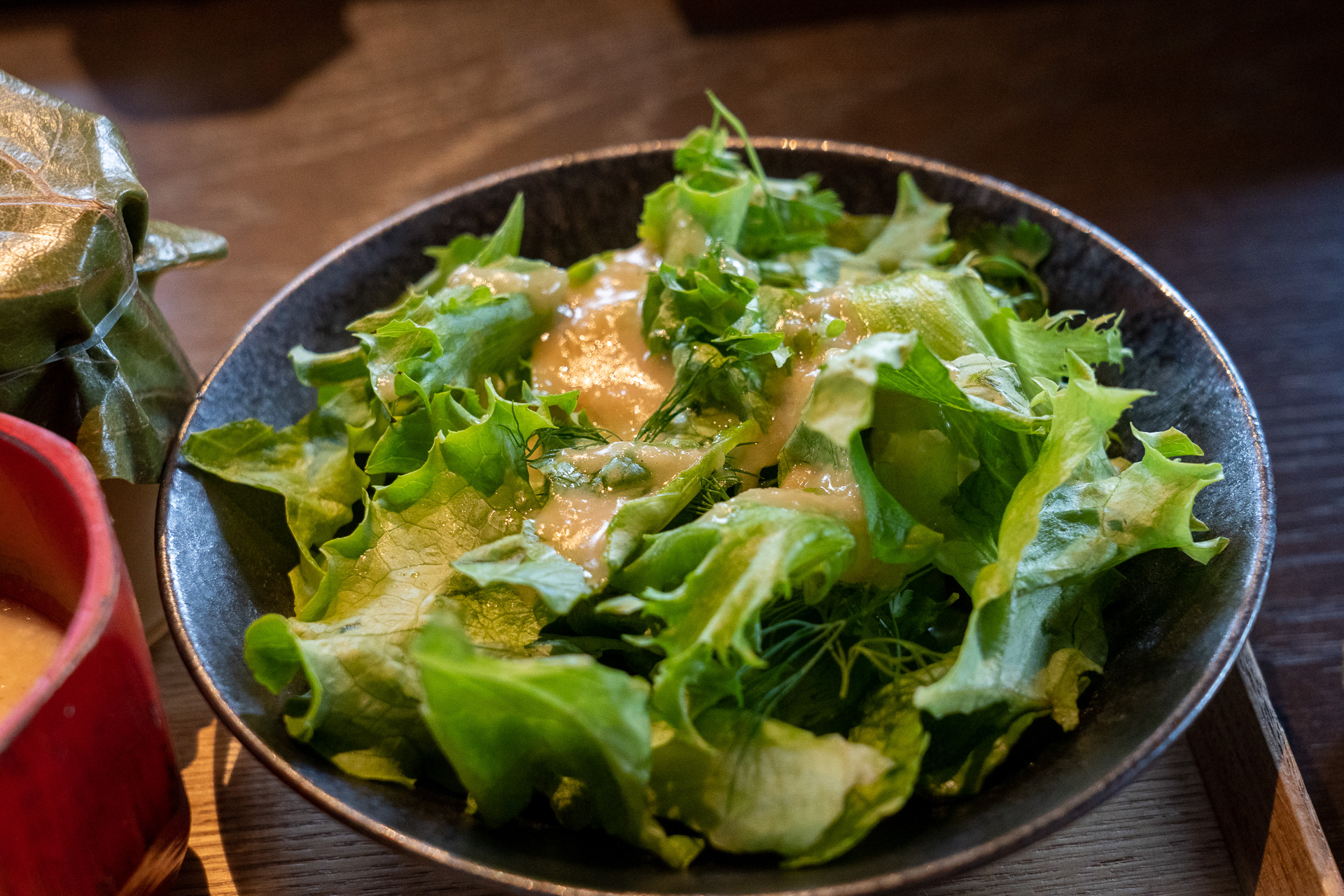 香草と和漢漂うサラダにかけてあるのはふふのオリジナル生ドレッシング