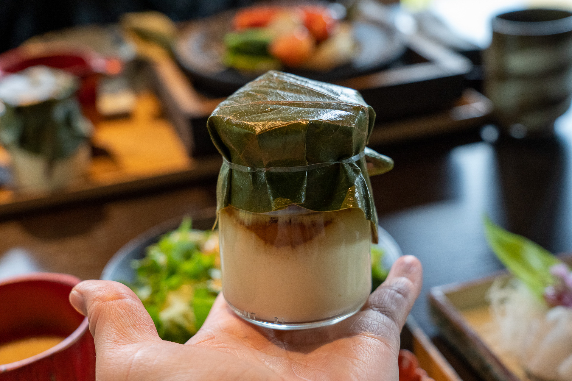 「飛鳥のなめらかプリン」はなんと蓋が柿の葉！　飲めるくらい緩くて、ちょっとめずらしいヨーグルト風味