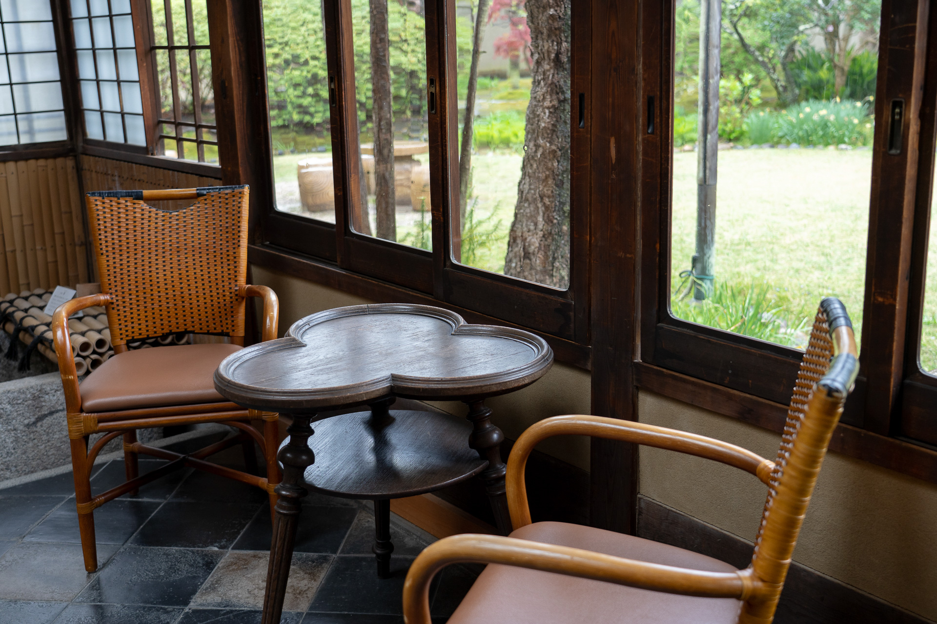 鈴木亮平さんがCMで暗夜行路を読んでいたのはこの席