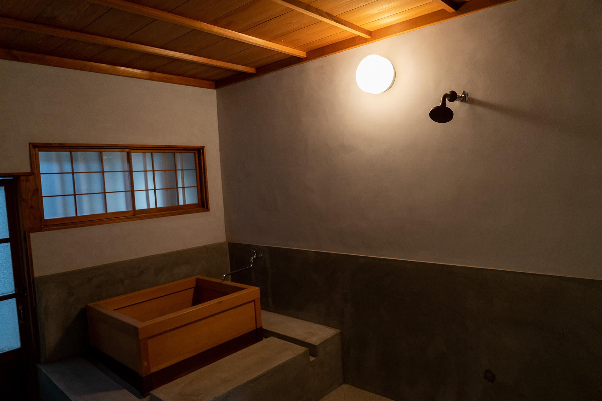 当時としてはハイカラなシャワー付きだった浴室。お風呂は五右衛門風呂