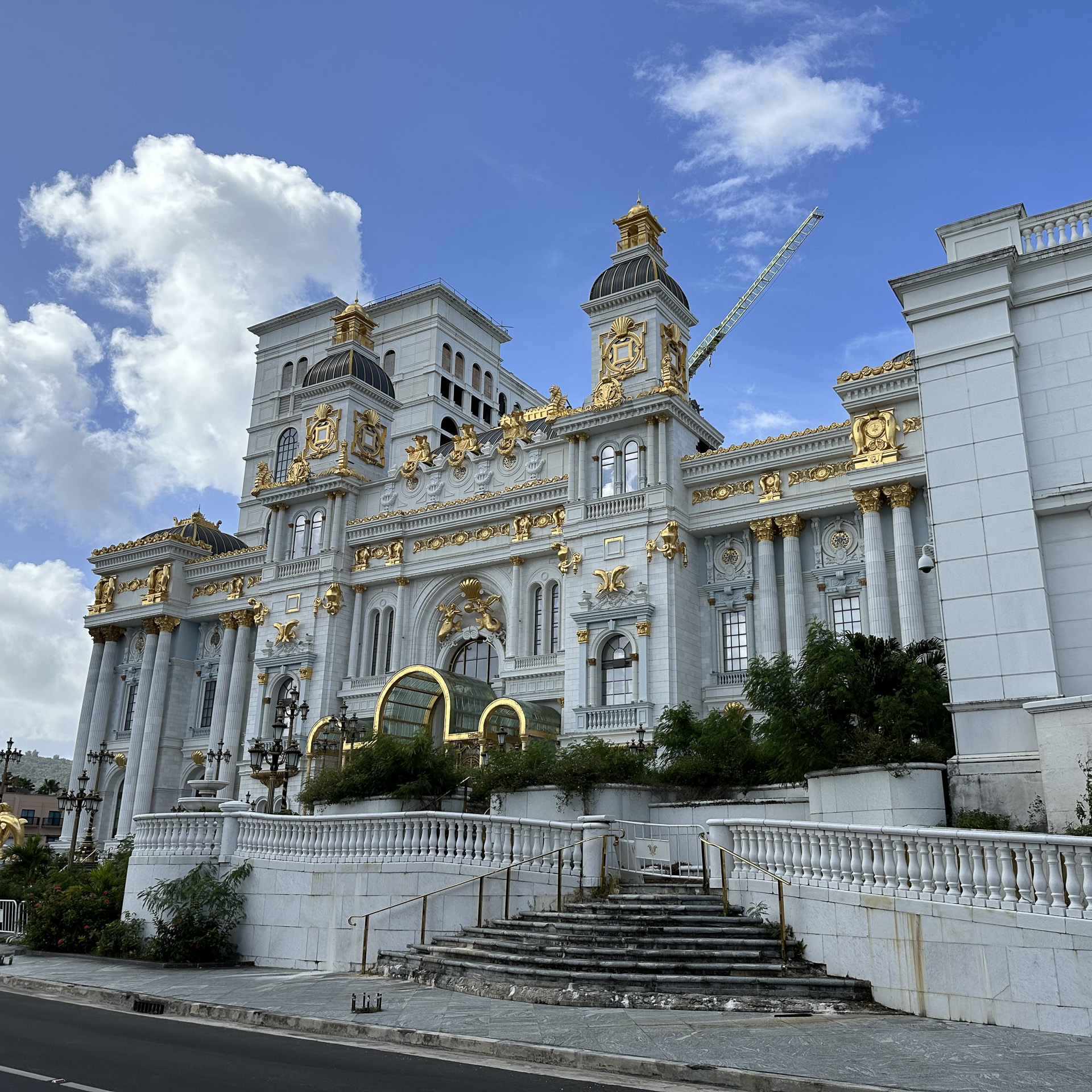 コロナ禍によりいよいよ困ったことになっているカジノ＆ホテルの旧インペリアルパレスサイパン。カジノの入り口（だったところ）は今のところまだきれいさを保ってはいるが、カジノの営業、そして併設のホテル棟の建設は完全にストップ中。高所クレーンの撤去なども止まっており、大型台風が直撃したときなどに大丈夫なのかな？と心配。現地在住の人に最近の様子を聞くと「どうにもならなそう……」と苦い顔