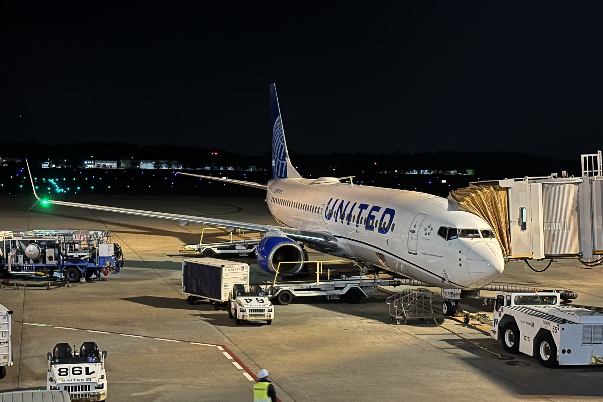 サイパン便の機材はボーイング 737-800型機。ビジネスクラス16席、エコノミープラス42席、エコノミー108席