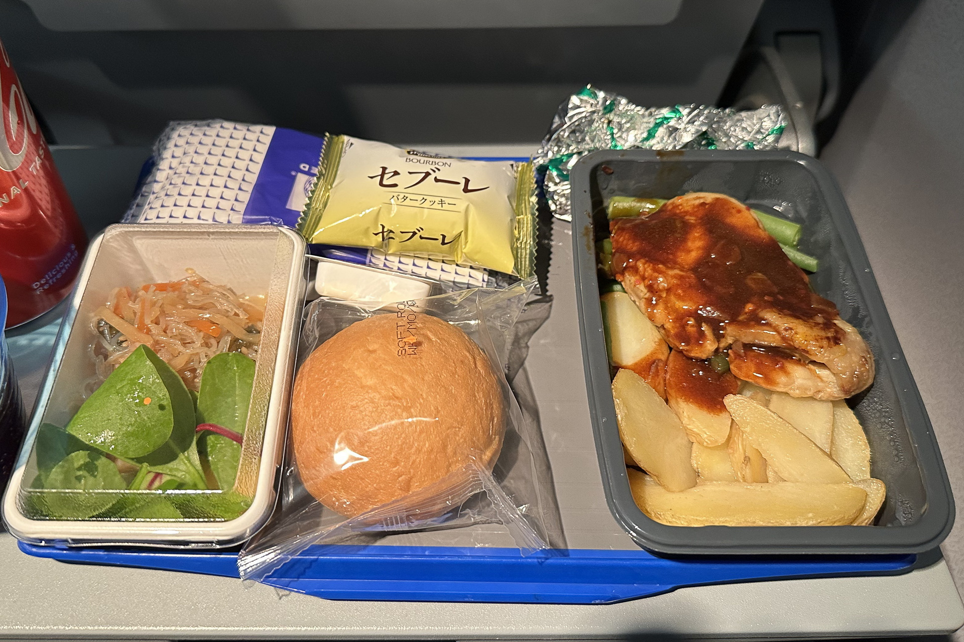 往路の機内食はディナーで、メインはグリルチキン。うどん＆豆腐のヘルシーなメニューも選べる