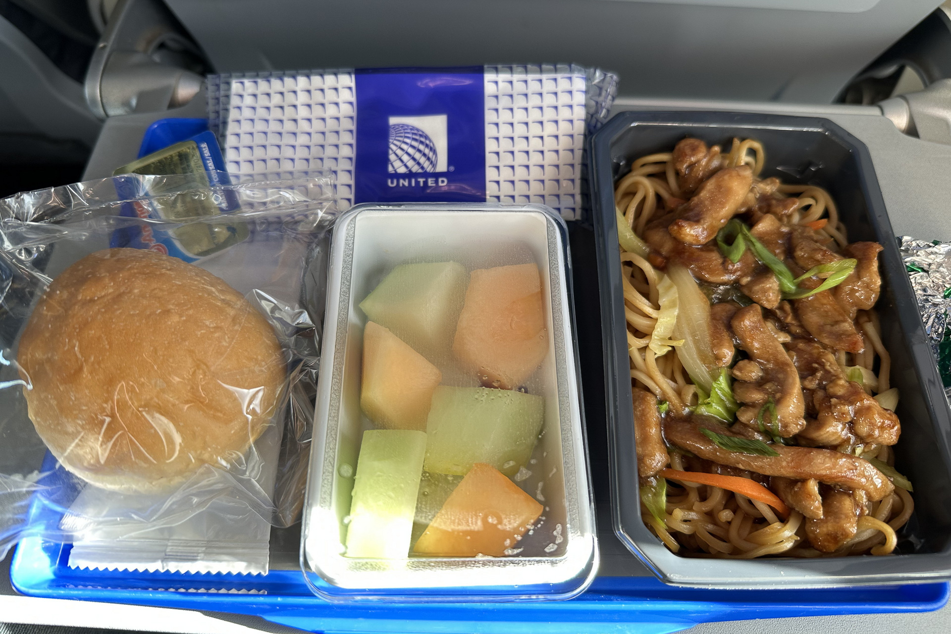 復路の機内食はモーニング。写真の焼きそば、もしくは炒飯が選べる。焼きそばは中華風