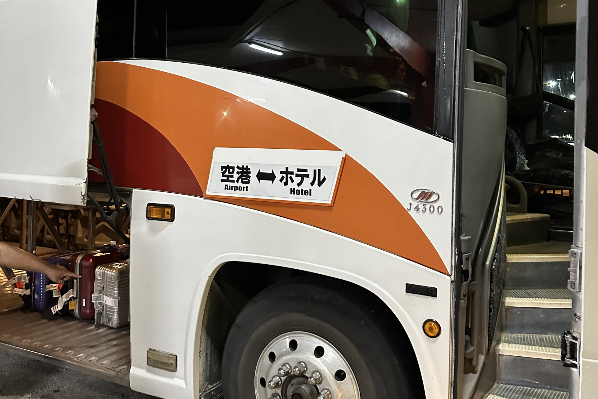 空港の建物を出ると送迎スタッフが待ち構えている。右手奥に進むと、リゾートホテル行きのシャトルバスに乗れる