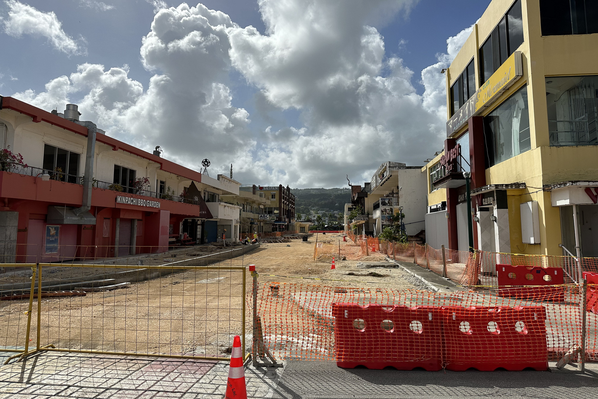 ハイアットとクラウンプラザに面する“繁華街”は各所でリニューアル工事中。メインの広い遊歩道はそれはそれでよい雰囲気だったのだが、交通の便の改善を目指しているのだとか