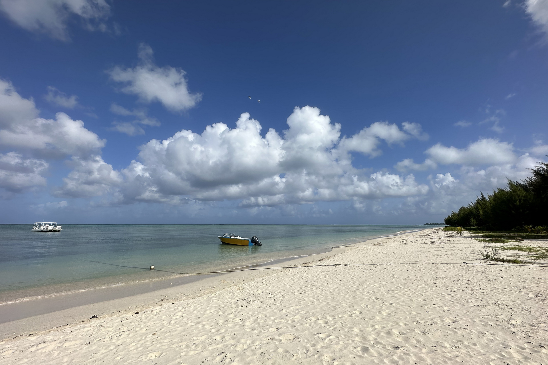 グランヴィリオリゾートの海側正面のビーチは、白い砂浜が広がる「マイクロビーチ」の一角。海沿いに北方向へ歩いていくと、クラウンプラザリゾートやハイアットリージェンシー、アメリカン・メモリアル・パーク方面に行ける