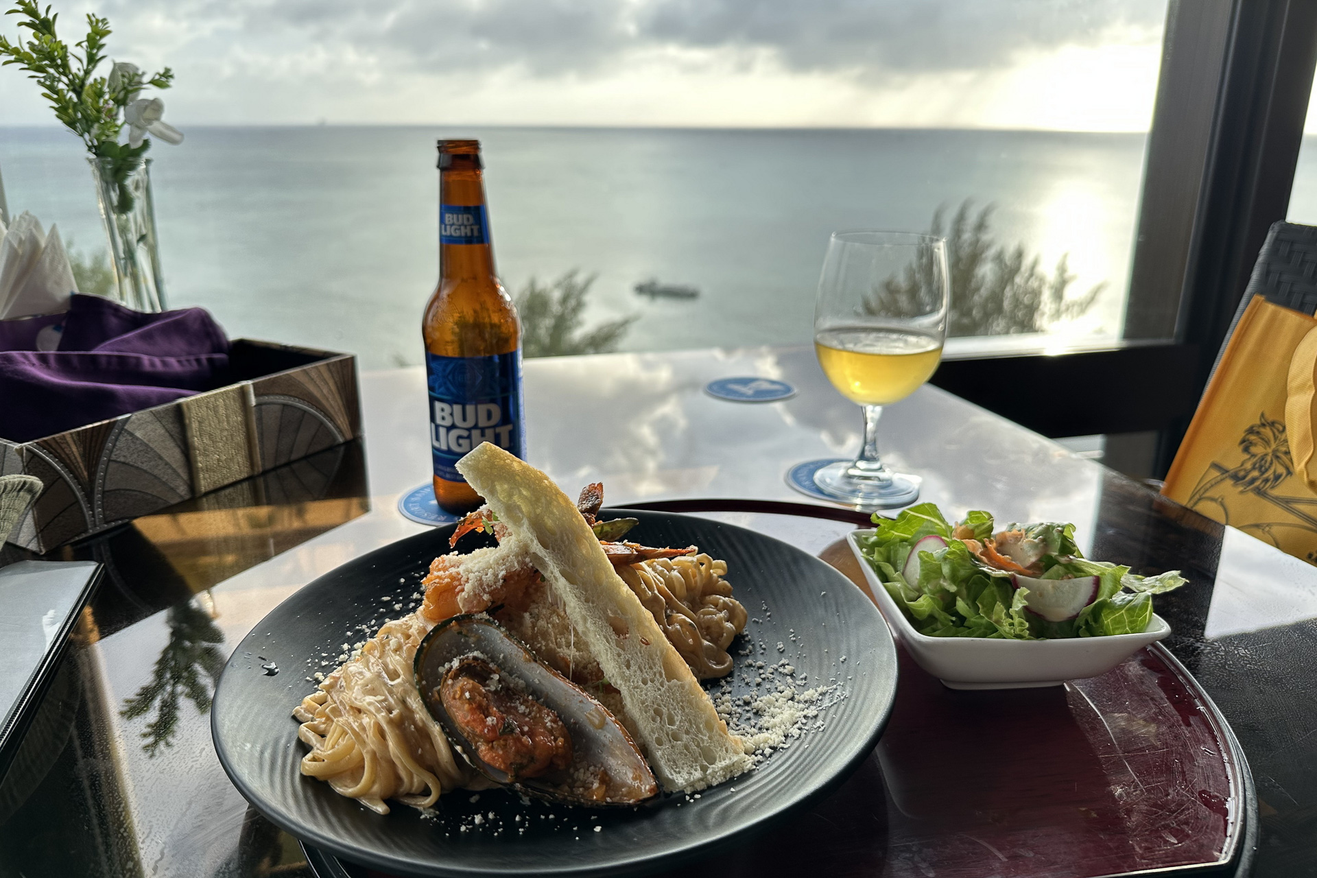 滞在中、グランヴィリオリゾートのクリスタルタワー10階のレストラン「ドルフィン」でディナーに。あいにく雲は多めだったが、それでも夕陽を見ながらの食事とお酒は格別。ステーキやしゃぶしゃぶなどのメニューも