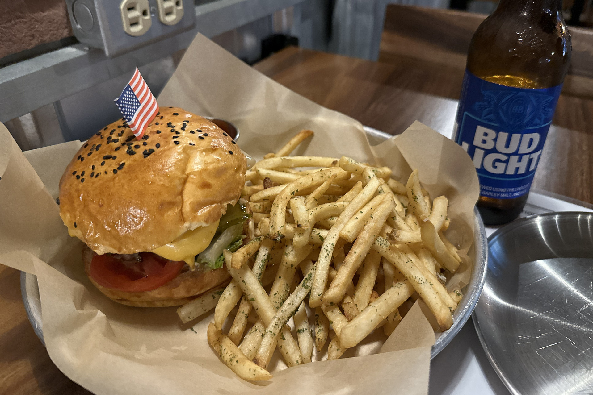 こちらはガラパンの“繁華街”の一番外側、グランヴィリオリゾートなどからも近い位置にあるアメリカンテイストたっぷりのレストラン「アメリカン ピザ＆グリル」のチーズバーガーセット。なかなかの食べ応えで筆者お気に入りのお店の1つ