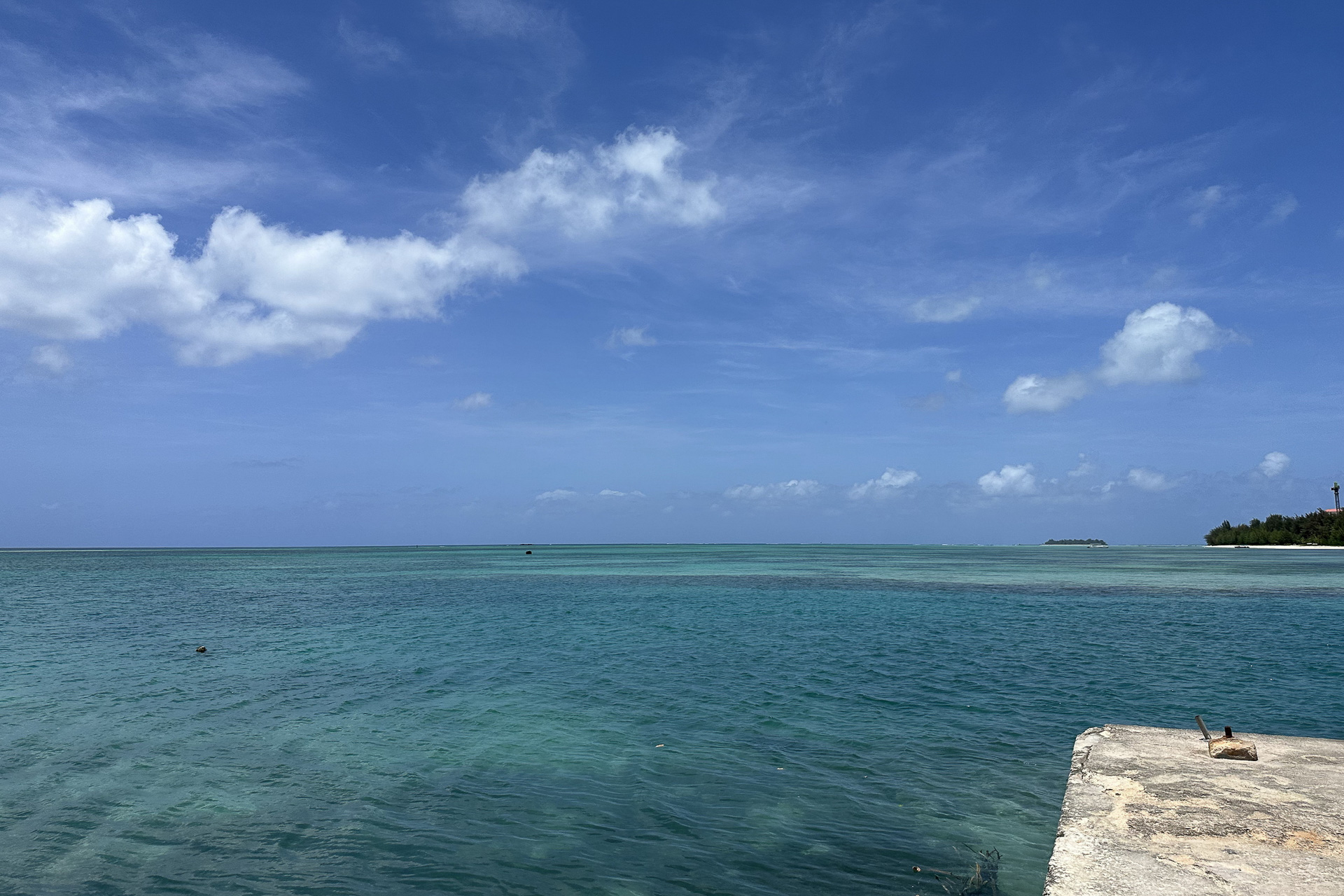 ちょっと海岸沿いに出れば絶景ポイントだらけのサイパン。ちなみに滞在のメインは島の西側で、大型リゾートホテルはすべて西海岸に面している。島の東側は森林地帯が広がるほか、ゴルフ場、ダイビングも楽しめるビーチなどが点在。空港は南端