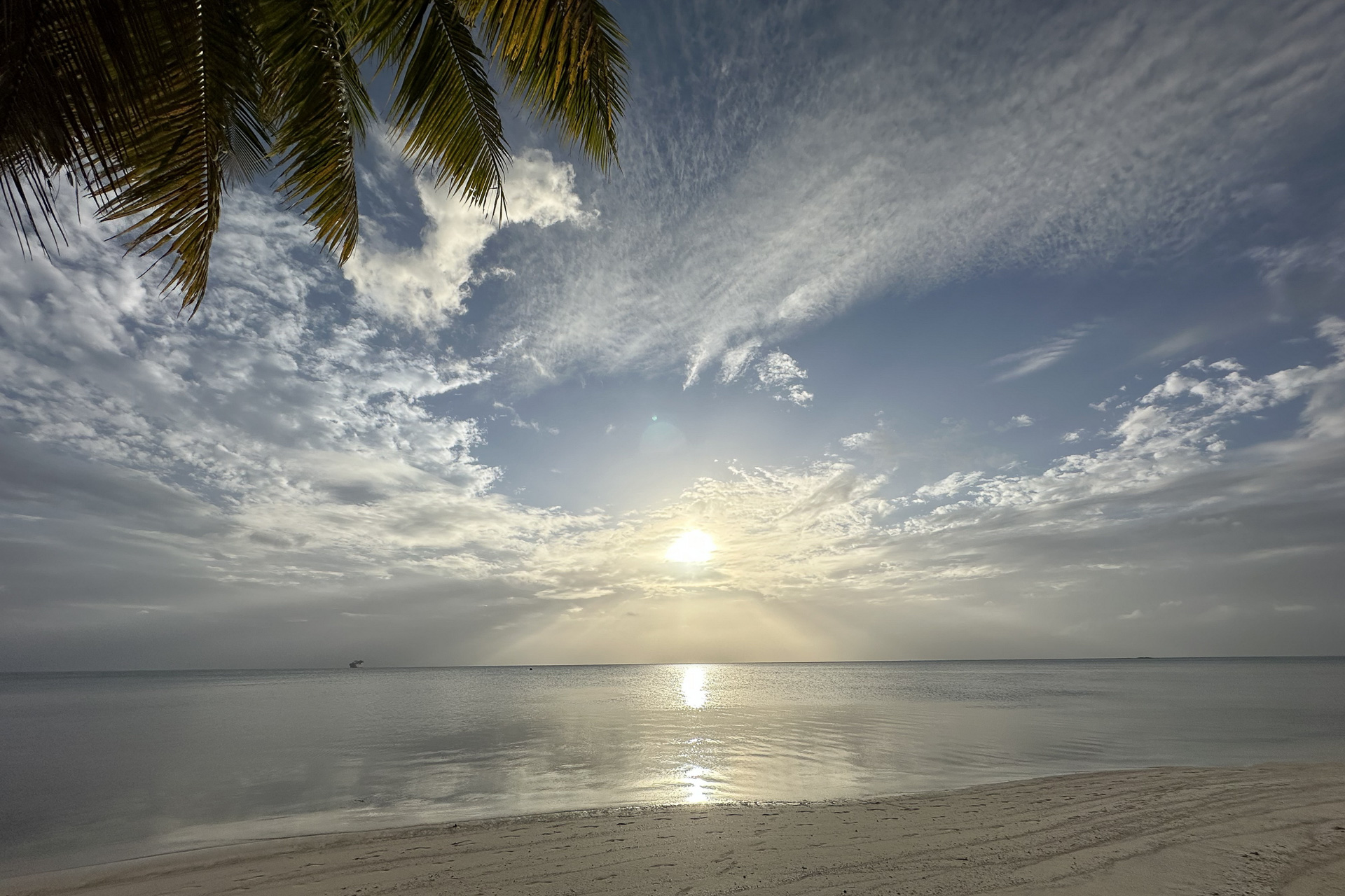 ちょっと海岸沿いに出れば絶景ポイントだらけのサイパン。ちなみに滞在のメインは島の西側で、大型リゾートホテルはすべて西海岸に面している。島の東側は森林地帯が広がるほか、ゴルフ場、ダイビングも楽しめるビーチなどが点在。空港は南端