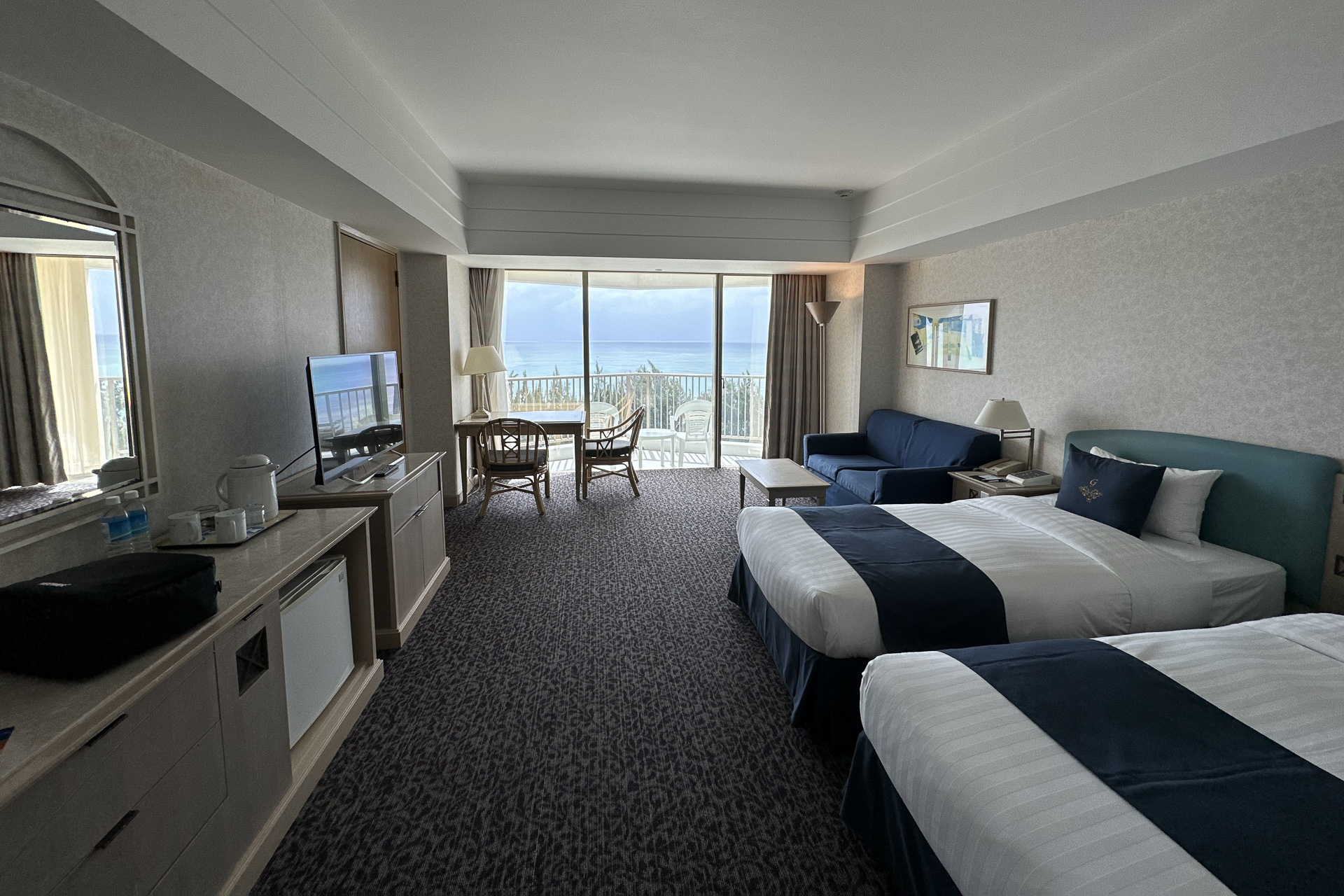 特別宿泊プランを実施中のグランヴィリオリゾート。全プランが同ホテルの高層棟、「タガタワー」での宿泊となる。写真はスタンダードタイプの客室。もちろん全室でWi-Fi利用OK。