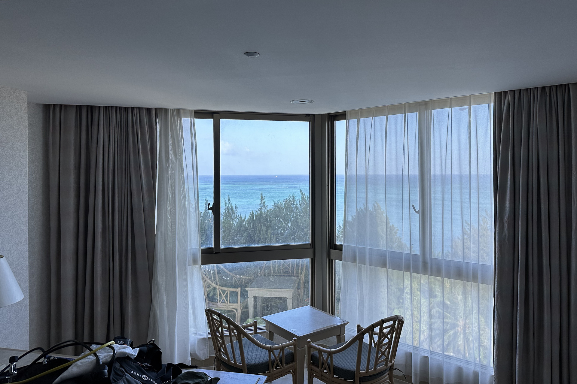 窓の外にバルコニーがあるアウターバルコニーの部屋と、窓の手前の室内がバルコニーのようになっているインナーバルコニーの部屋がある（この写真はインナーバルコニータイプで、左の写真の部屋はアウターバルコニータイプ）