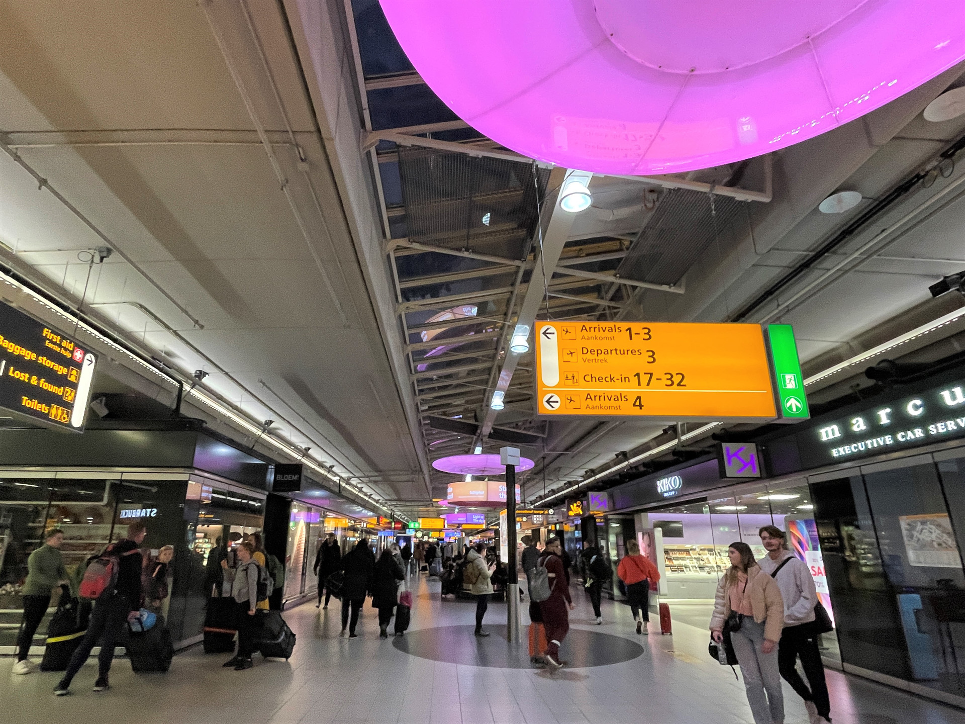 スキポール空港到着ロビー内