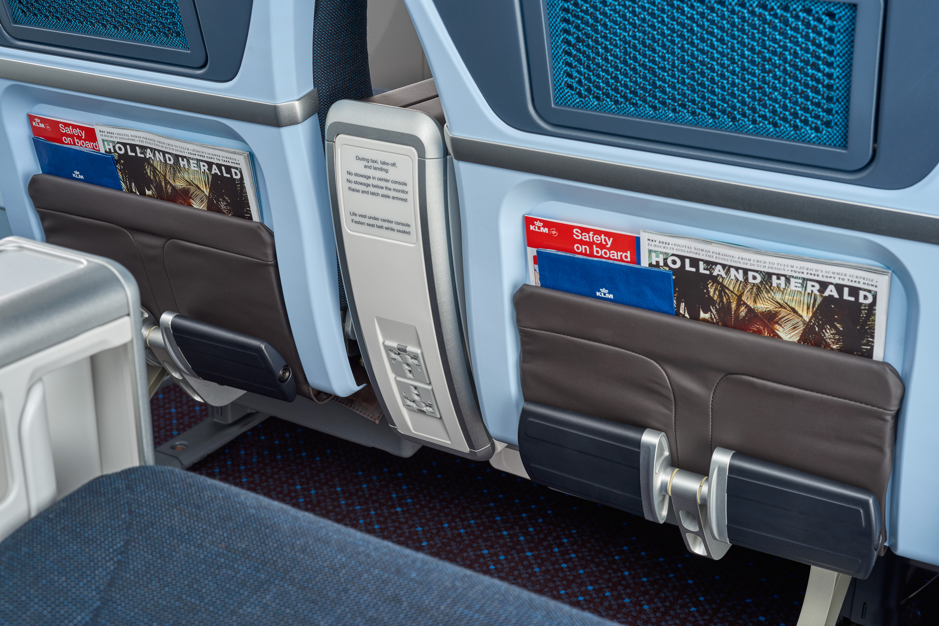 シート幅は48cm、シートピッチは97cm