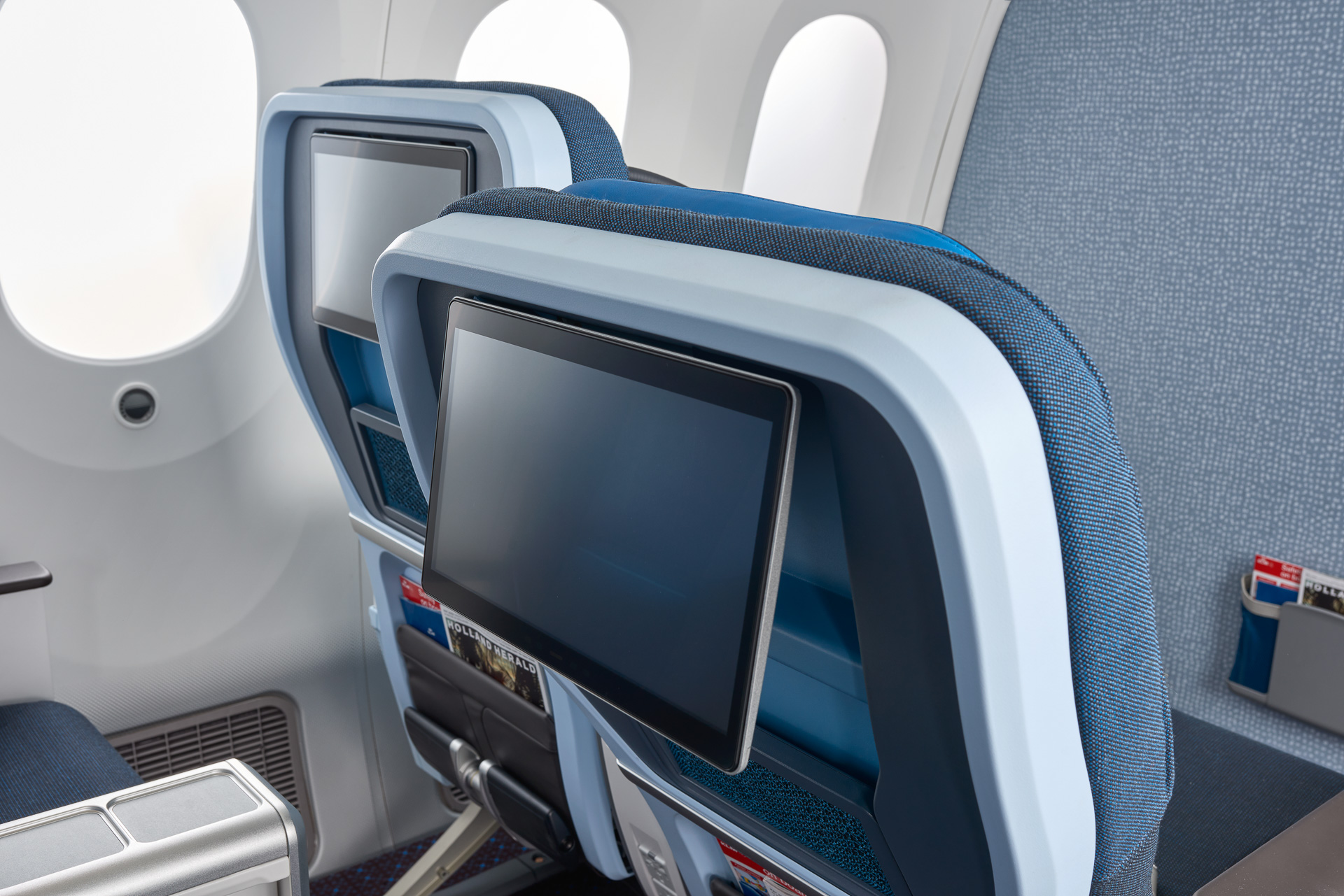 リクライニングは最大125度、モニターは13.3インチ