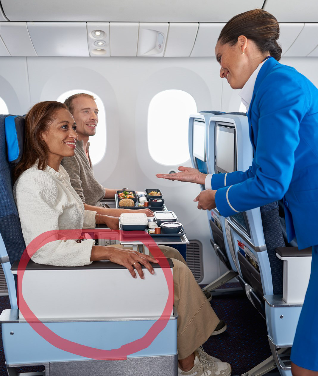 押しボタンで通路側アームレストが座面まで下がり、通路へのアクセスがしやすくなっています