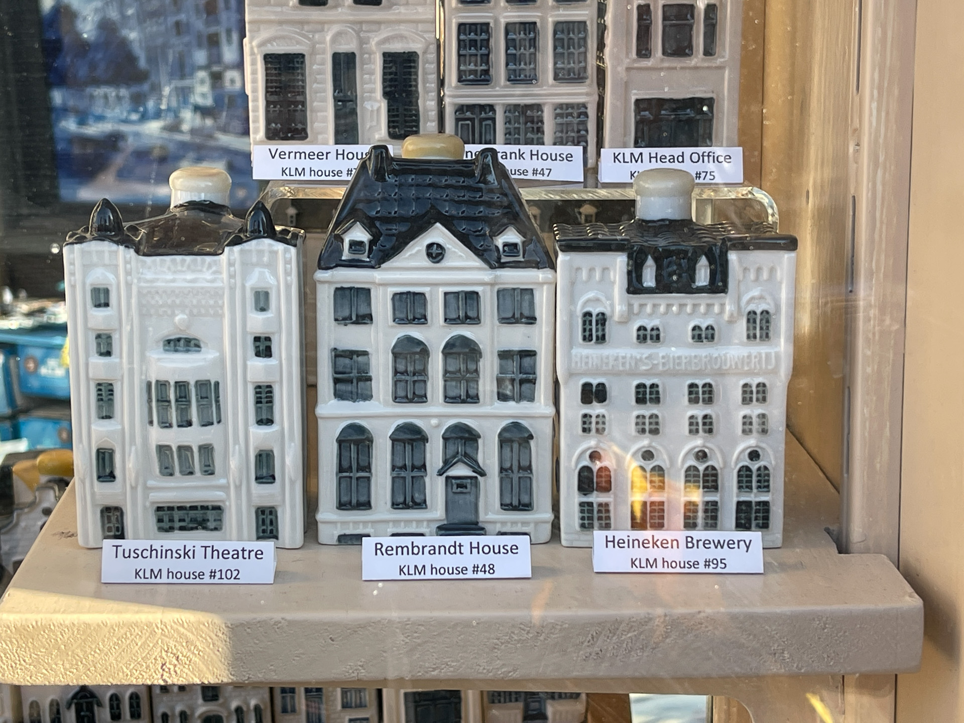 人気のコレクターズアイテム、デルフトブルーハウス。お酒が禁止されている国に入るときは空の瓶がもらえるそう