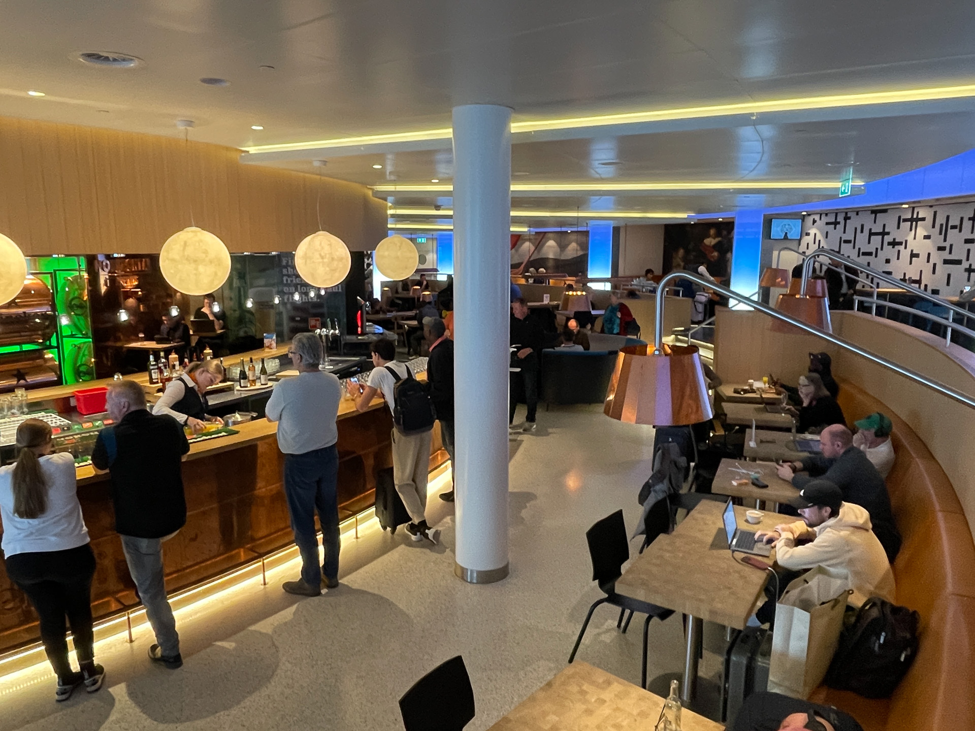 スキポール空港のKLMクラウンラウンジ内。オランダのオープンサンドイッチも用意