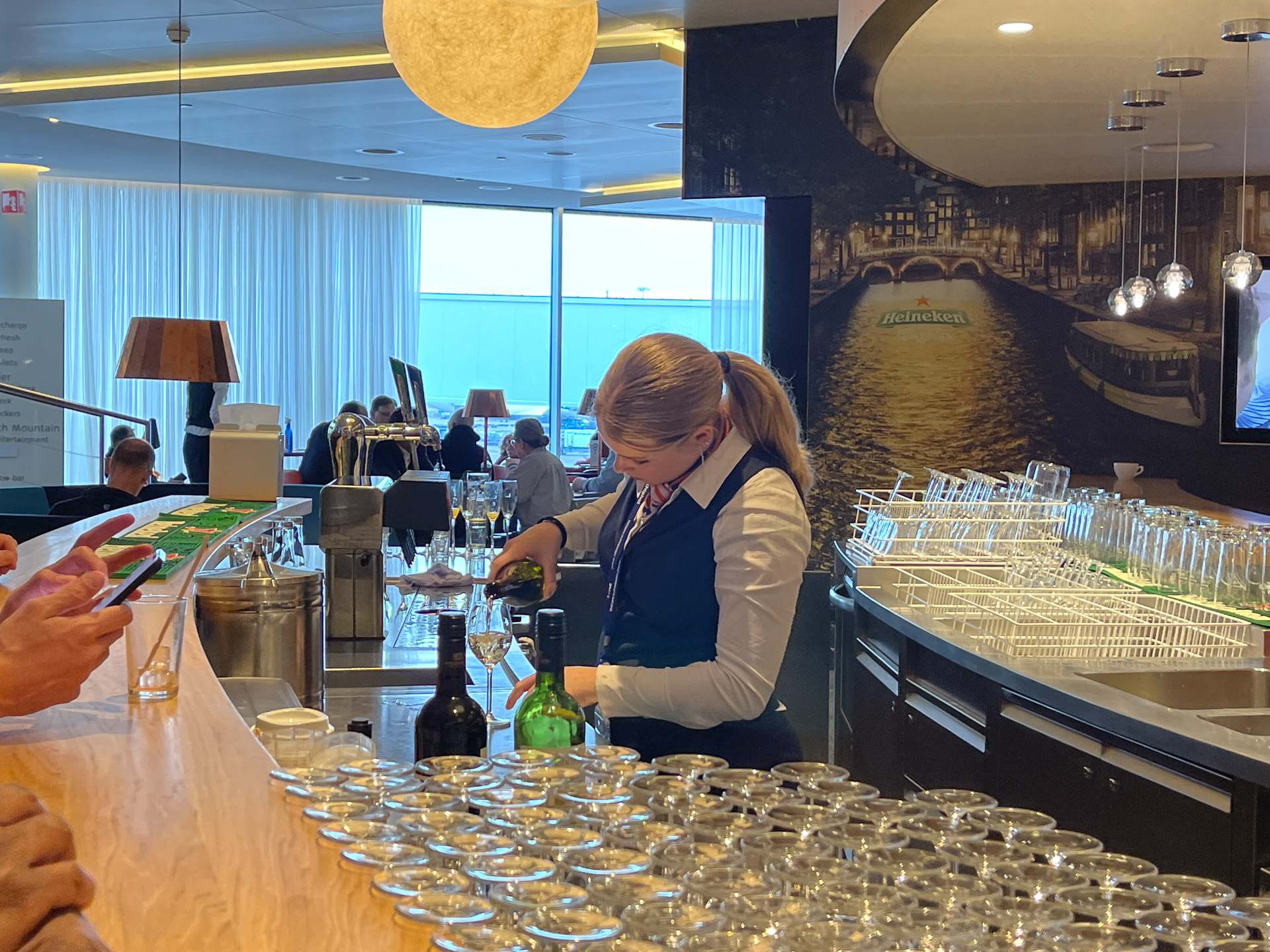 スキポール空港のKLMクラウンラウンジ内。オランダのオープンサンドイッチも用意