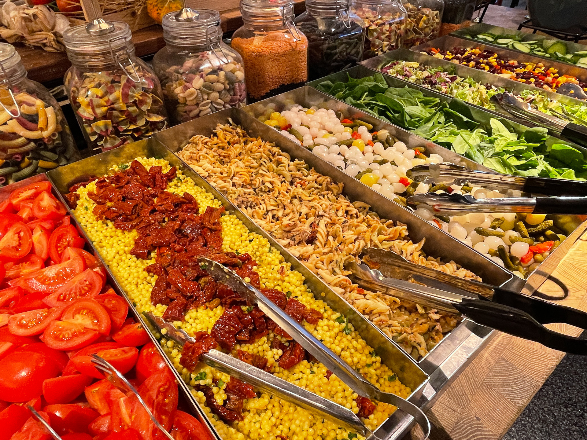 スキポール空港のKLMクラウンラウンジ内。オランダのオープンサンドイッチも用意