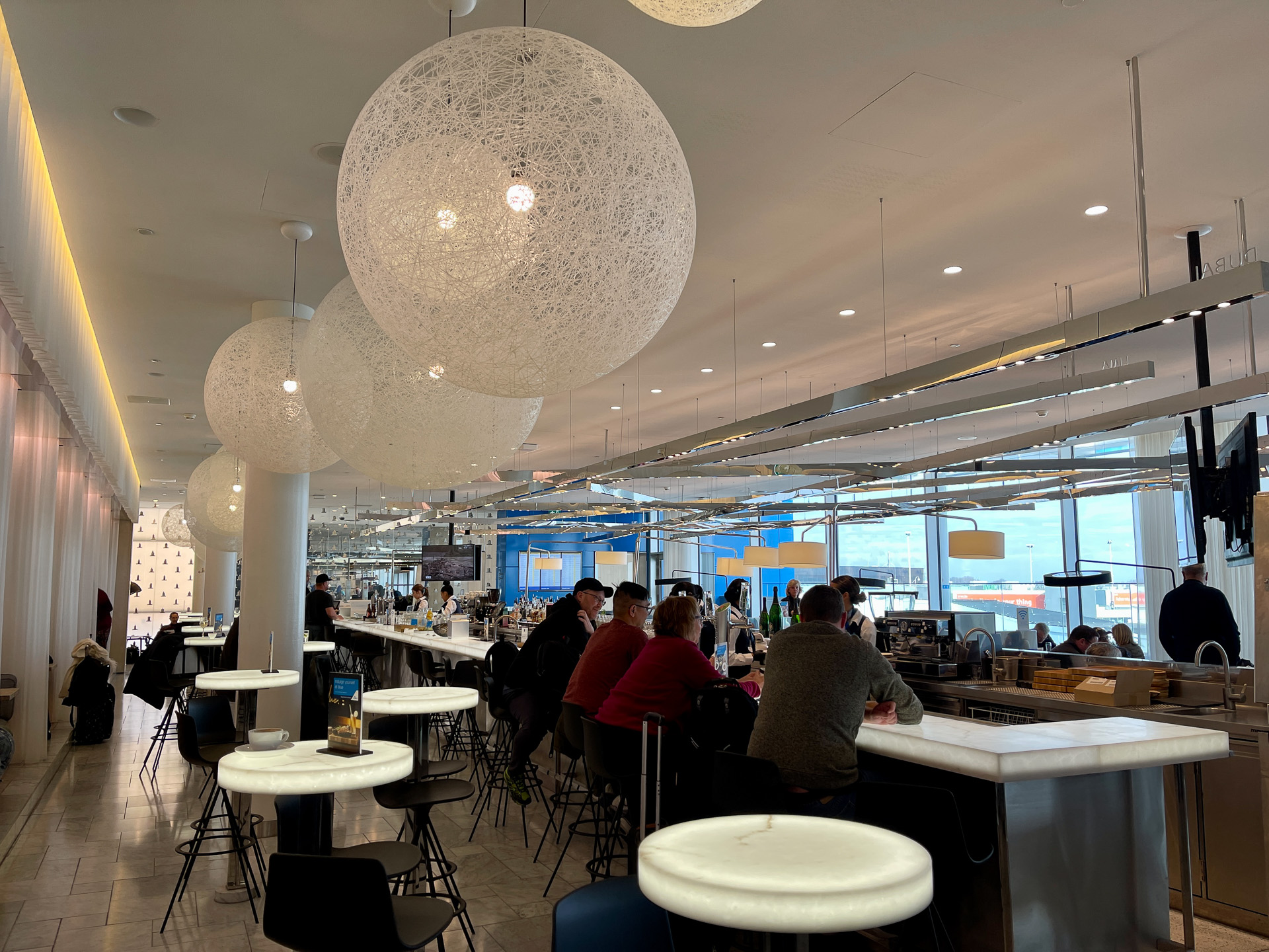 上階のスカイは、大きく2つのエリアに分かれています