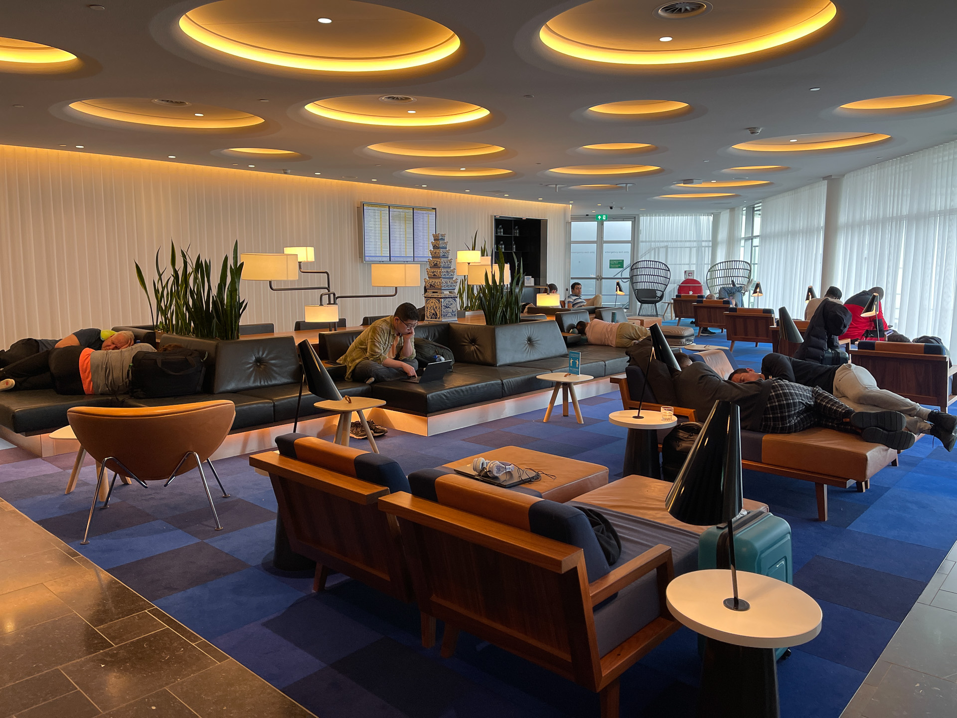 搭乗までの時間またトランジット時間をさまざまなスペースで休憩できるシールーム