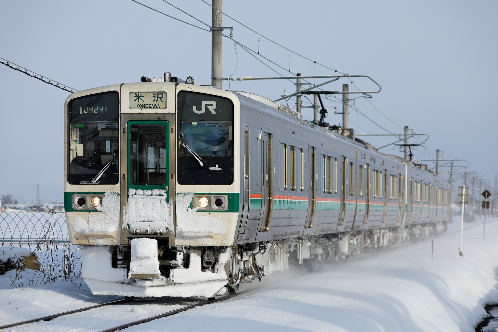 奥羽本線（山形線）の上り普通列車。車両によっては写真のように、前面に列車番号を表示していることがある。これは電車だから、「M」が末尾について「424M」となっている