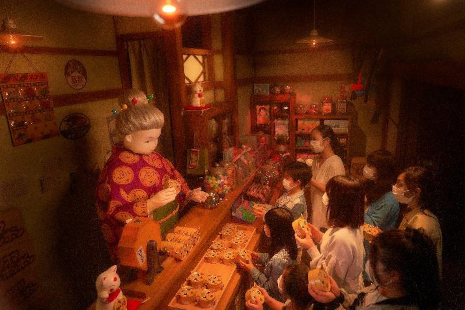 体験型アトラクション「ふしぎ駄菓子屋 銭天堂 ザ・リアル」&copy;廣嶋玲子・jyajya／偕成社／銭天堂製作委員会